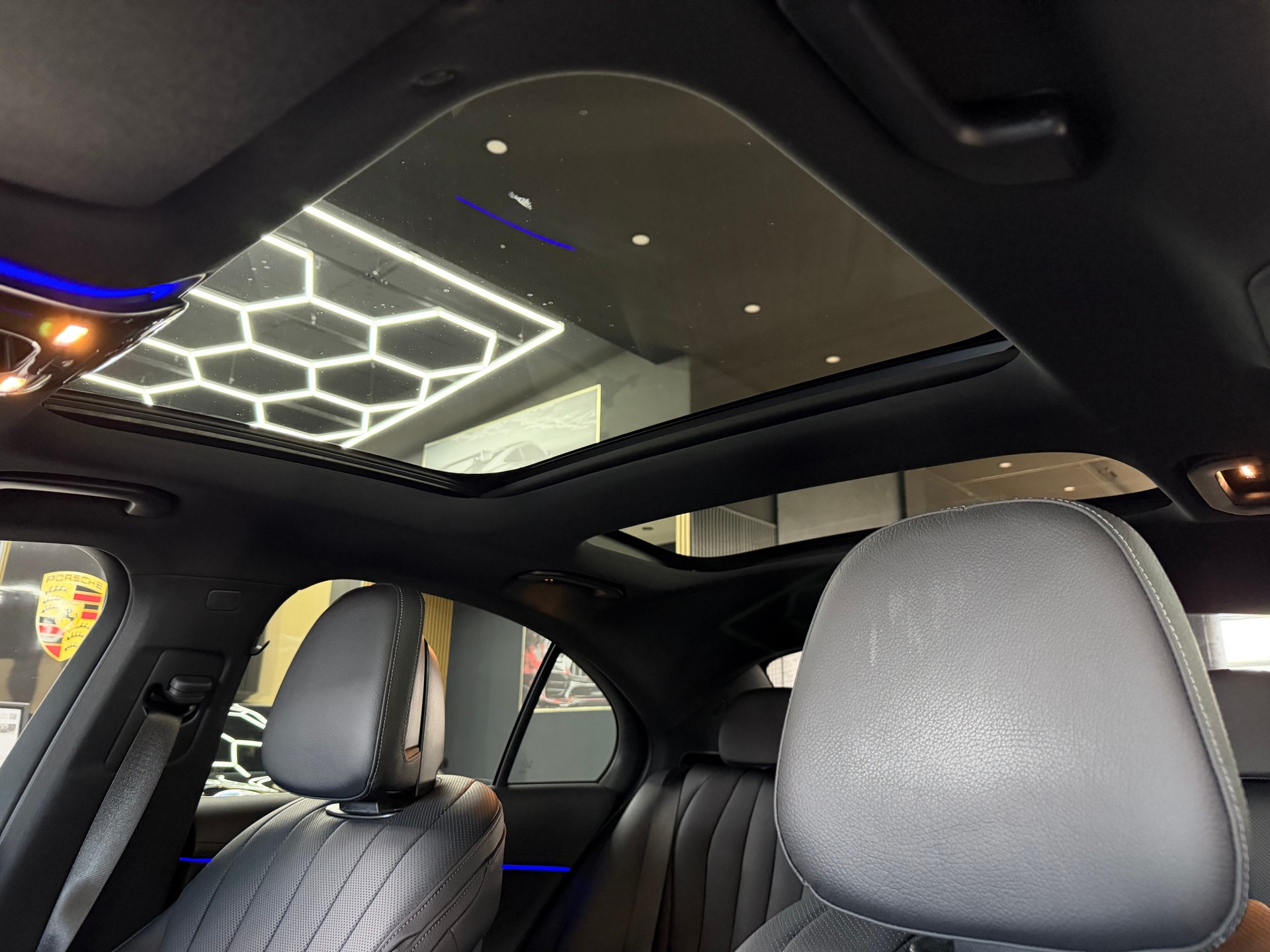 MERCEDES-BENZ E 220 d 4Matic 9G-Tronic-image-21