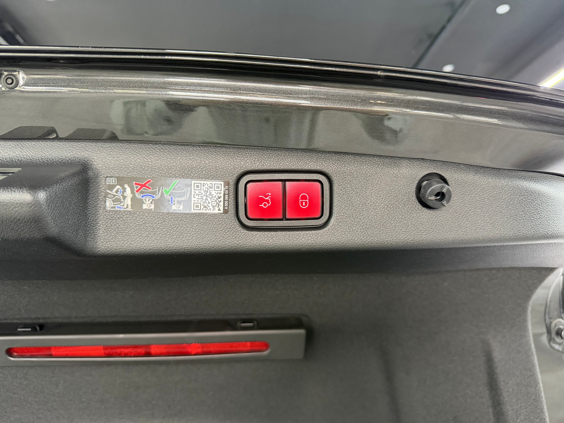 MERCEDES-BENZ E 220 d 4Matic 9G-Tronic-image-29