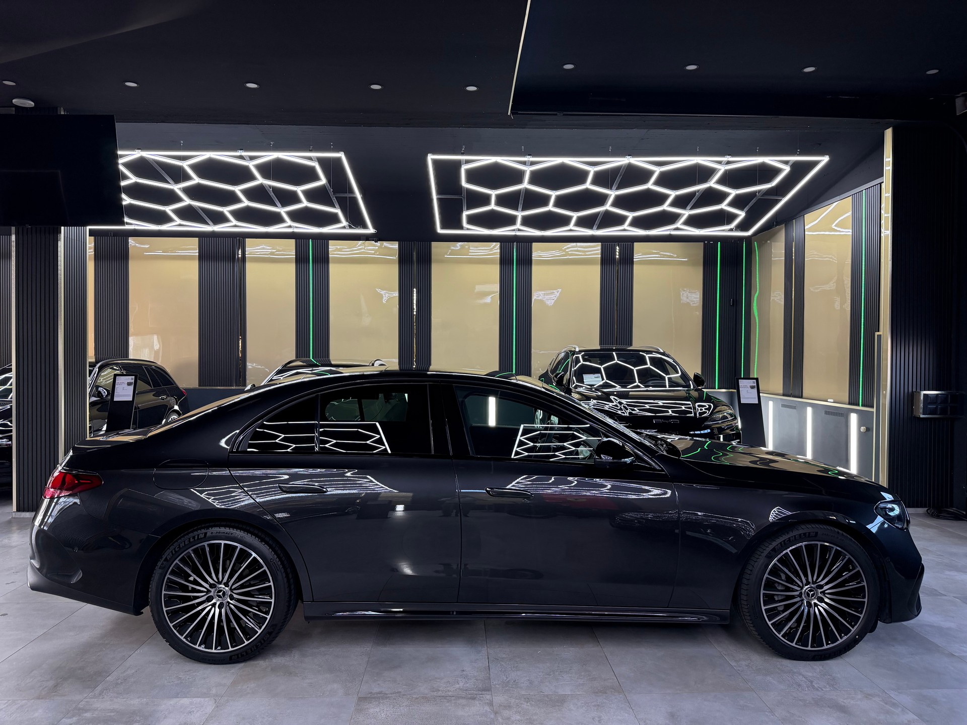 MERCEDES-BENZ E 220 d 4Matic 9G-Tronic-image-3