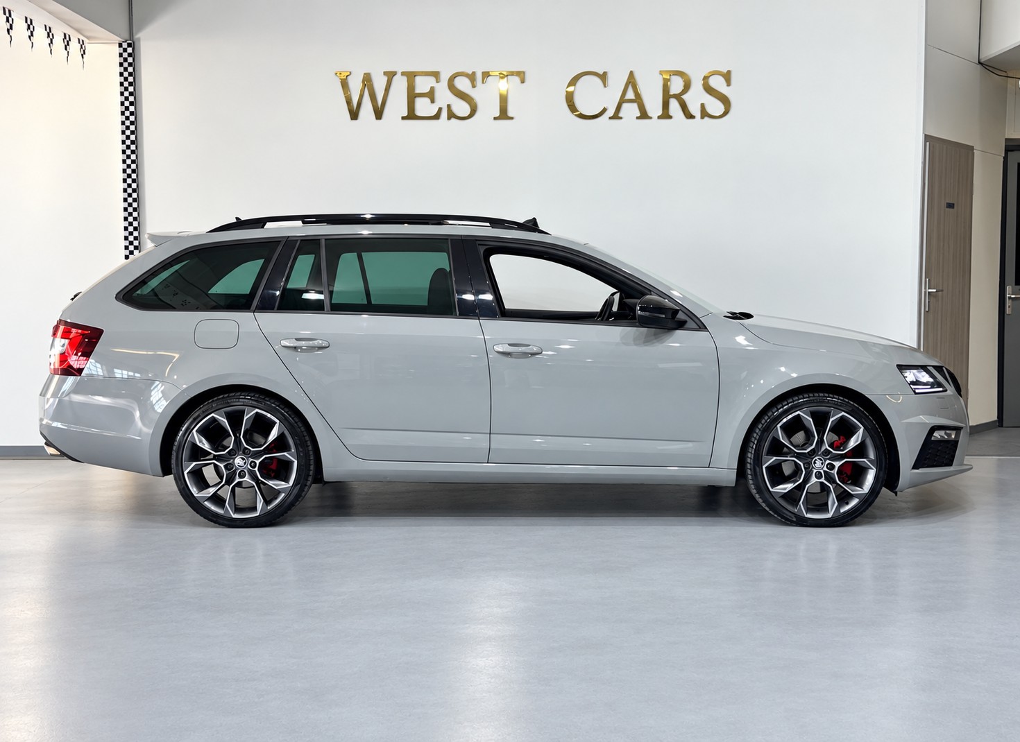 SKODA Octavia Combi 2.0 TDI RS 4x4 DSG **Nardo Grau**AHK 1'800 KG**-image-2