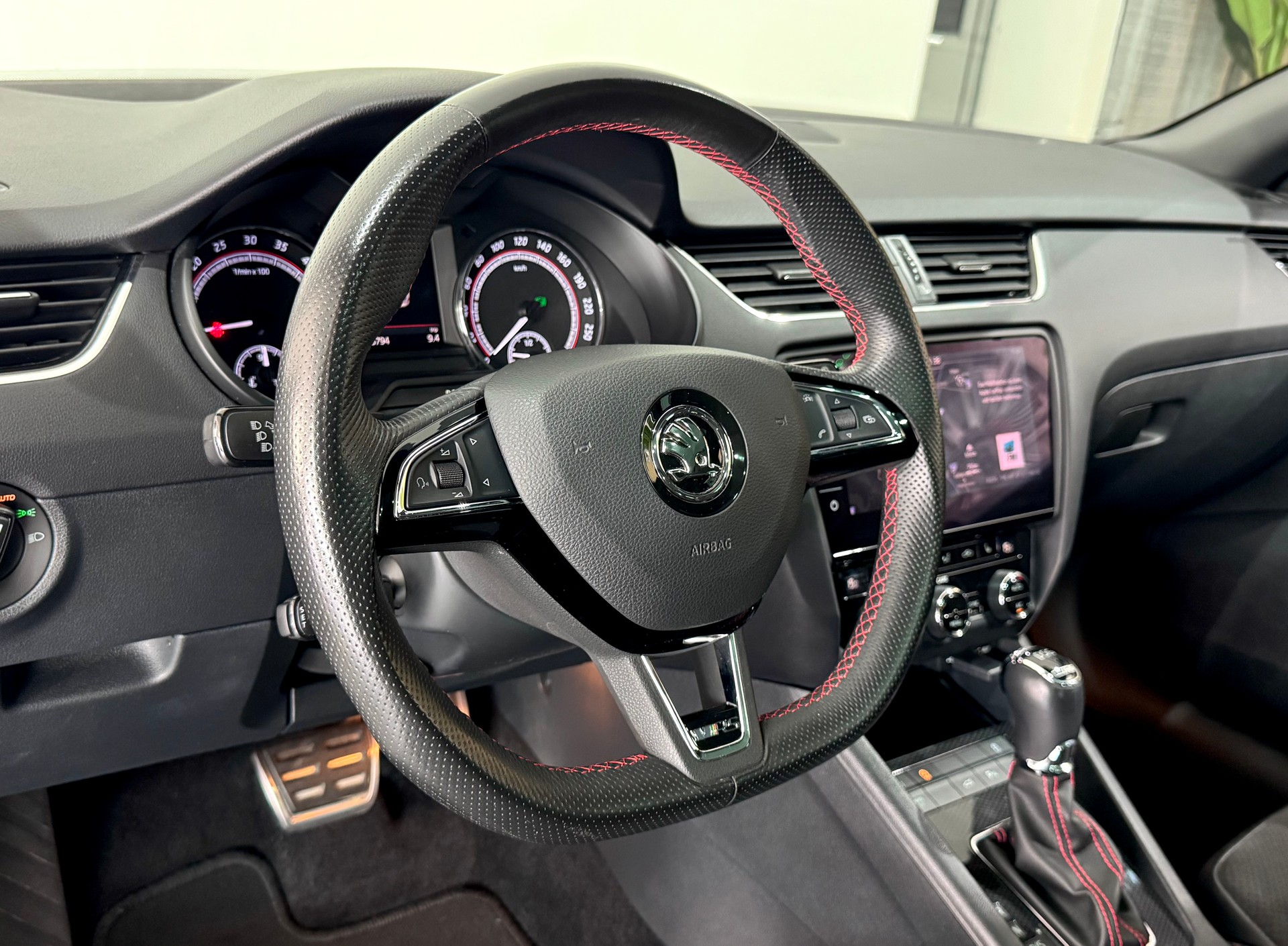 SKODA Octavia Combi 2.0 TDI RS 4x4 DSG **Nardo Grau**AHK 1'800 KG**-image-10