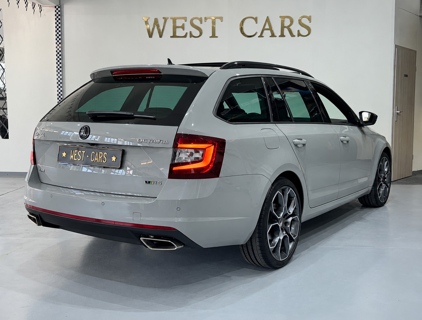 SKODA Octavia Combi 2.0 TDI RS 4x4 DSG **Nardo Grau**AHK 1'800 KG**-image-3