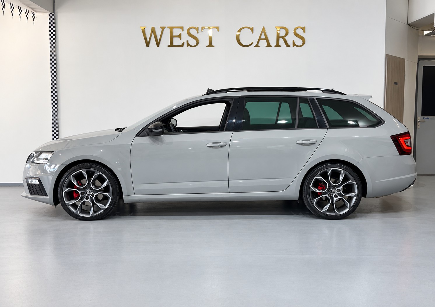 SKODA Octavia Combi 2.0 TDI RS 4x4 DSG **Nardo Grau**AHK 1'800 KG**-image-1