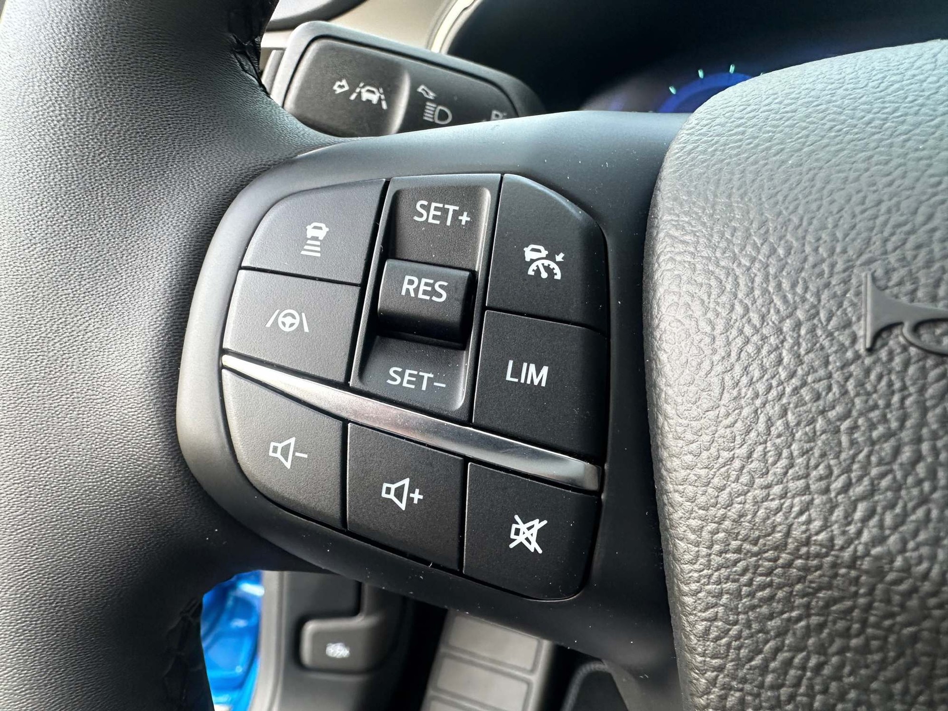 FORD Focus Station Wagon 1.0i EcoB Hybrid 155 Active X-image-12
