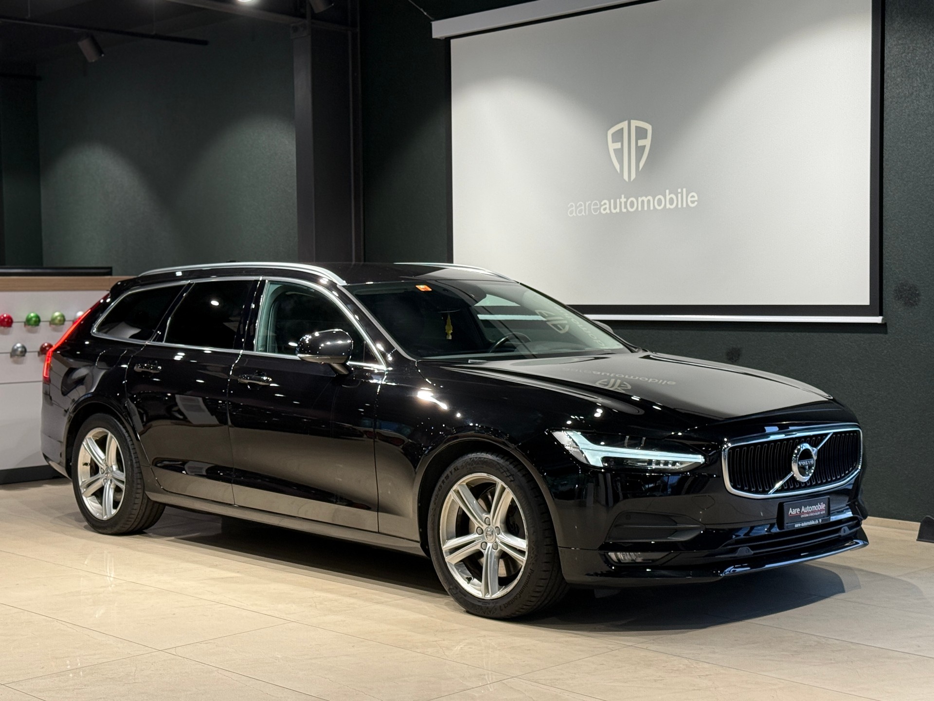 VOLVO V90 D5 AWD Momentum Geartronic Powerpulse-image-0