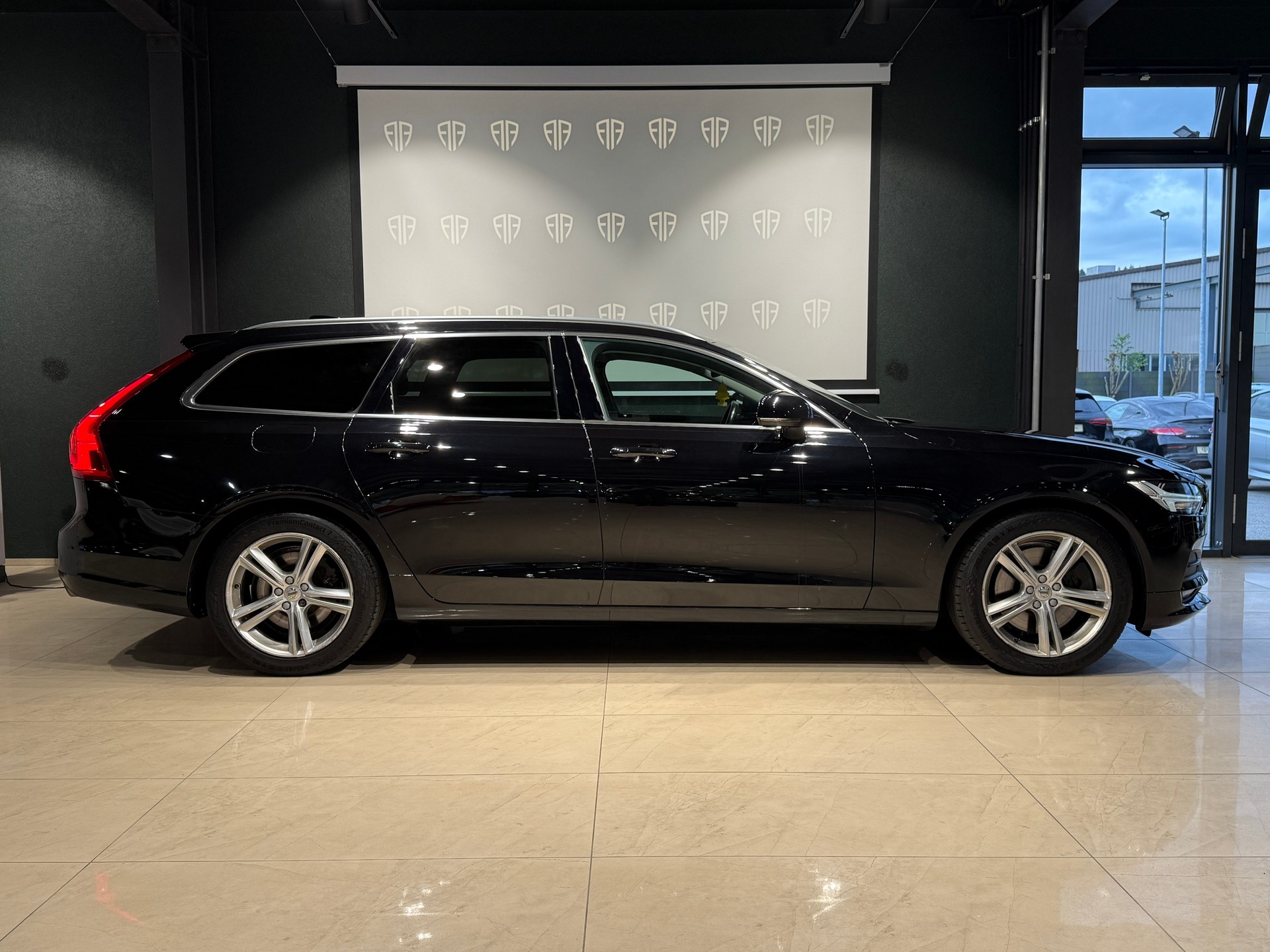 VOLVO V90 D5 AWD Momentum Geartronic Powerpulse-image-4