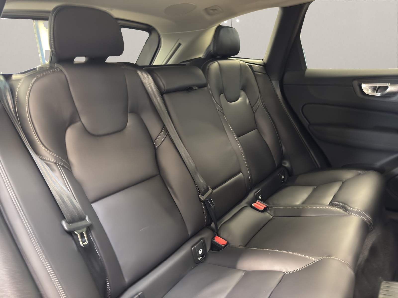 VOLVO XC60 2.0 T6 TE Ultra Dark eAWD-image-3