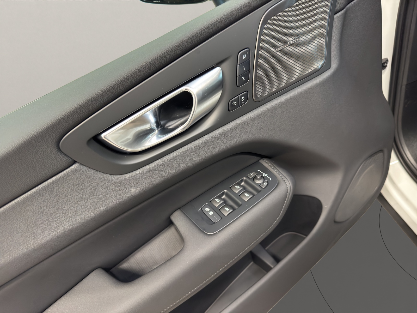 VOLVO XC60 2.0 T6 TE Ultra Dark eAWD-image-4