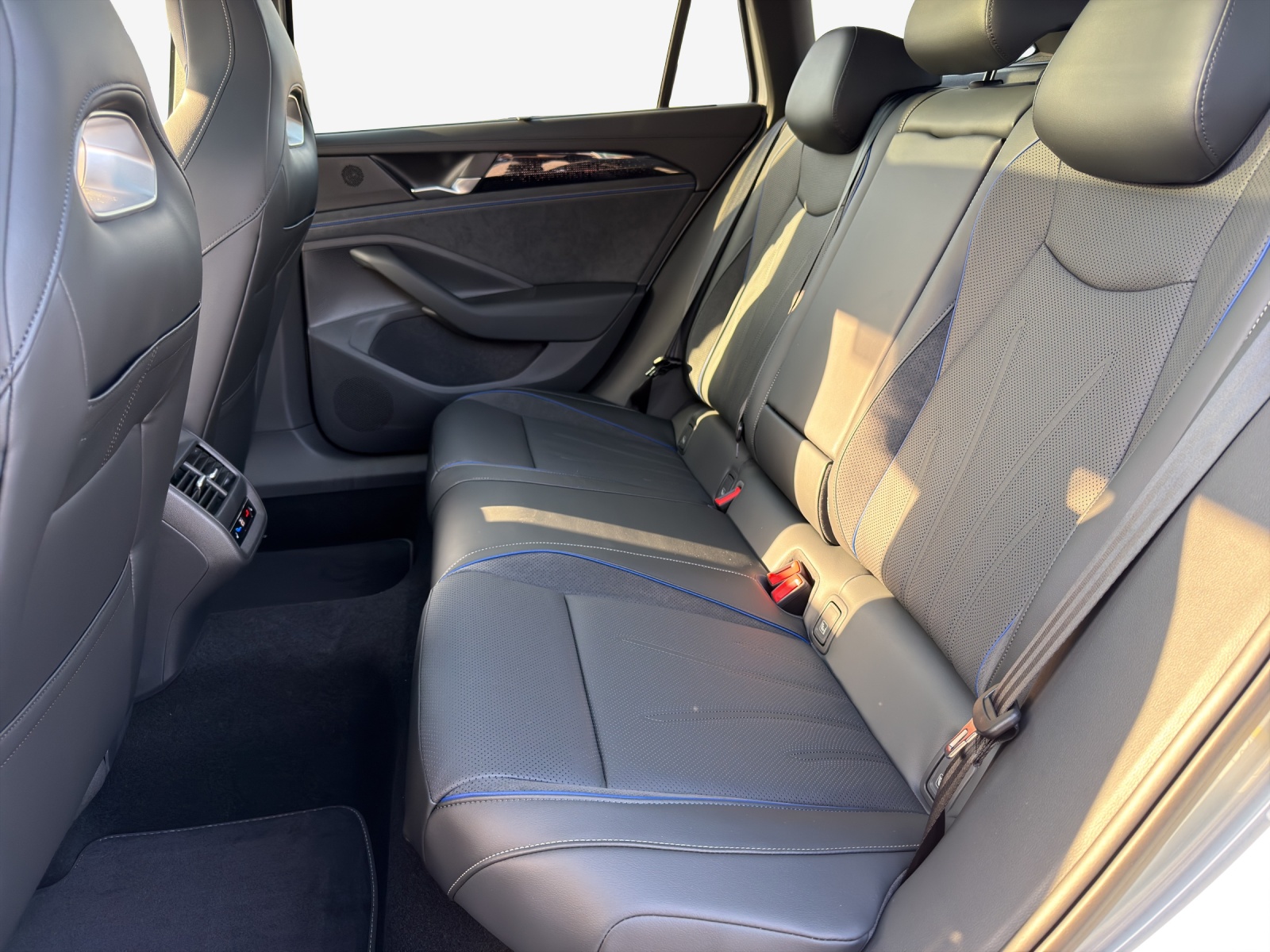 VW Passat R-Line 2.0TSI 265PS DSG 4Motion-image-11