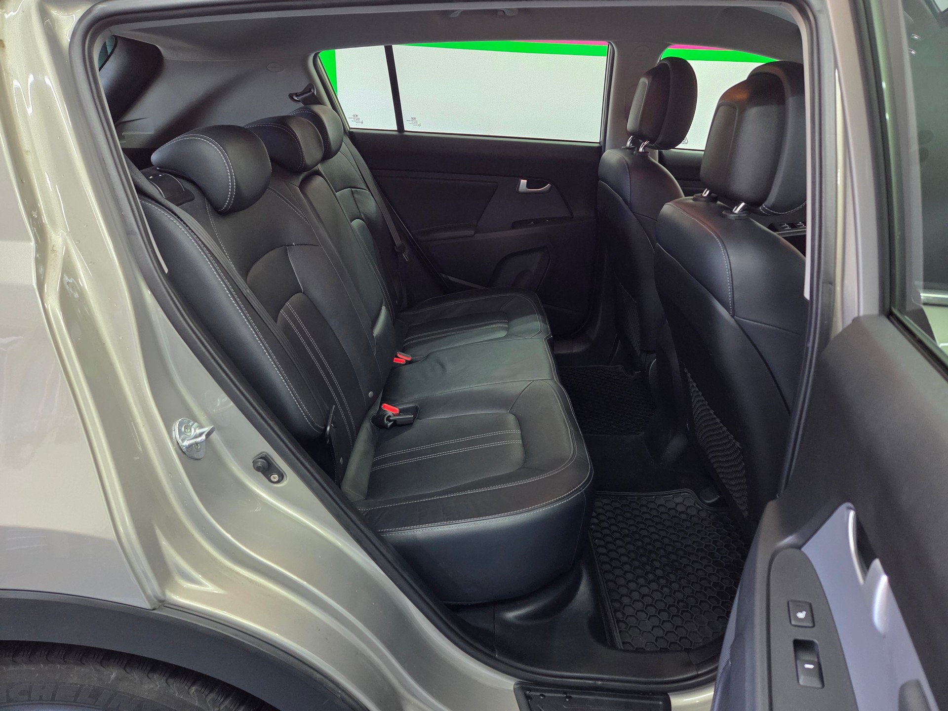 KIA Sportage 2.0 CRDi Style 4WD Automatic-image-13