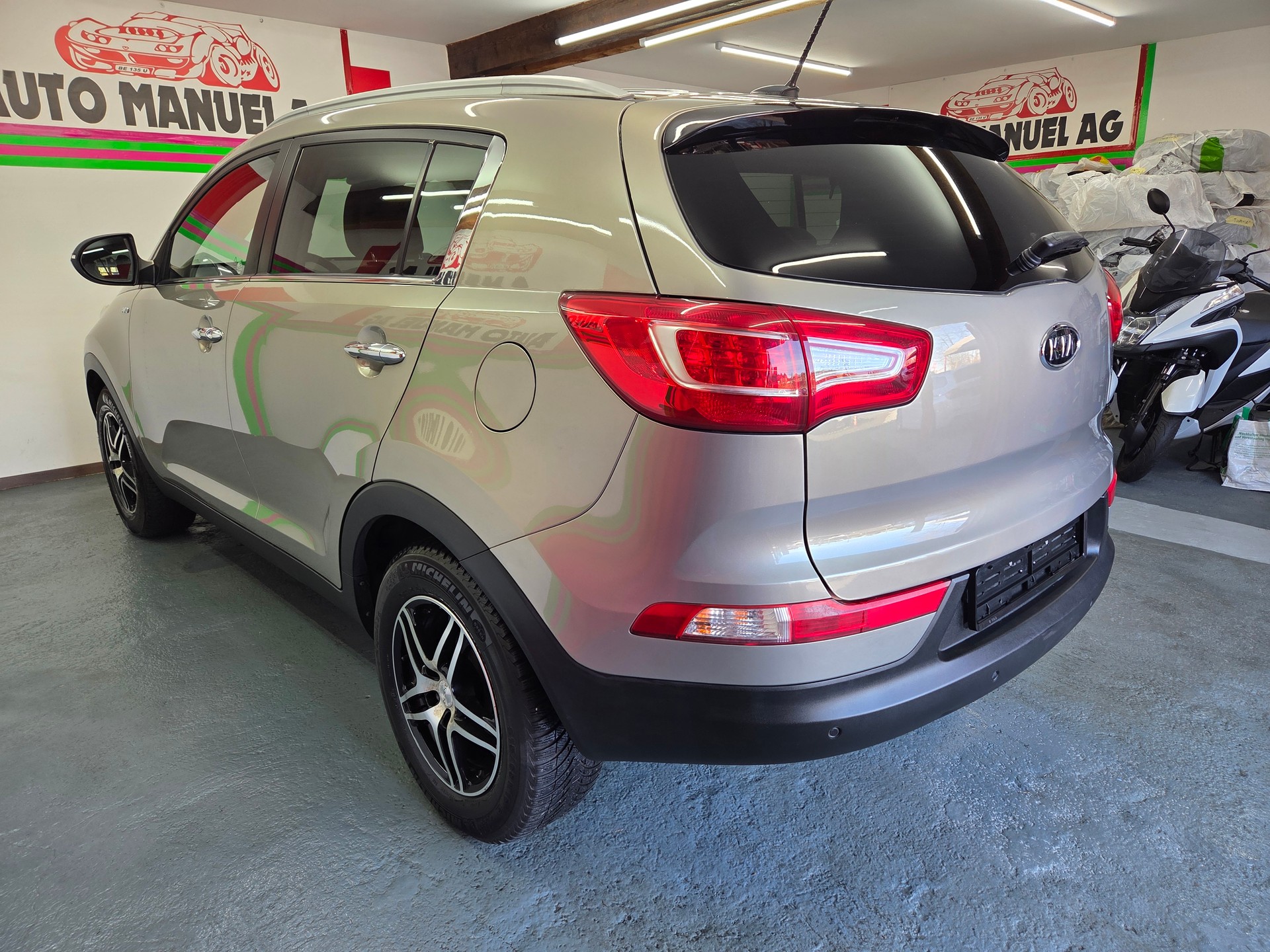 KIA Sportage 2.0 CRDi Style 4WD Automatic-image-6