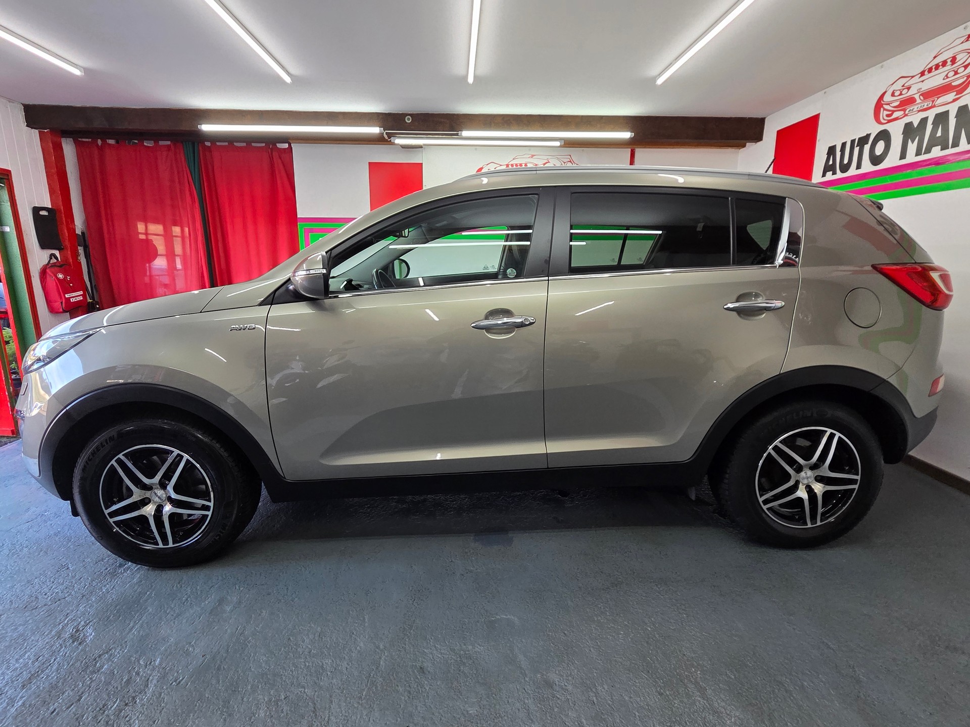 KIA Sportage 2.0 CRDi Style 4WD Automatic-image-3