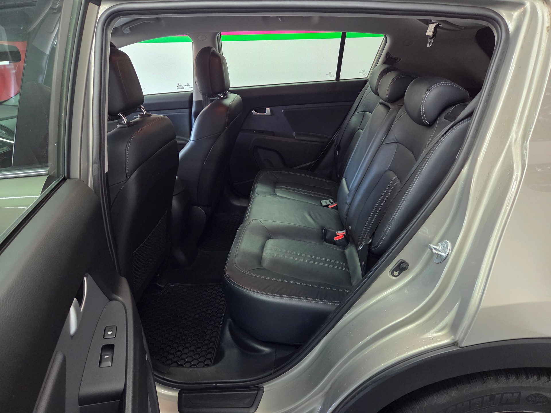 KIA Sportage 2.0 CRDi Style 4WD Automatic-image-12