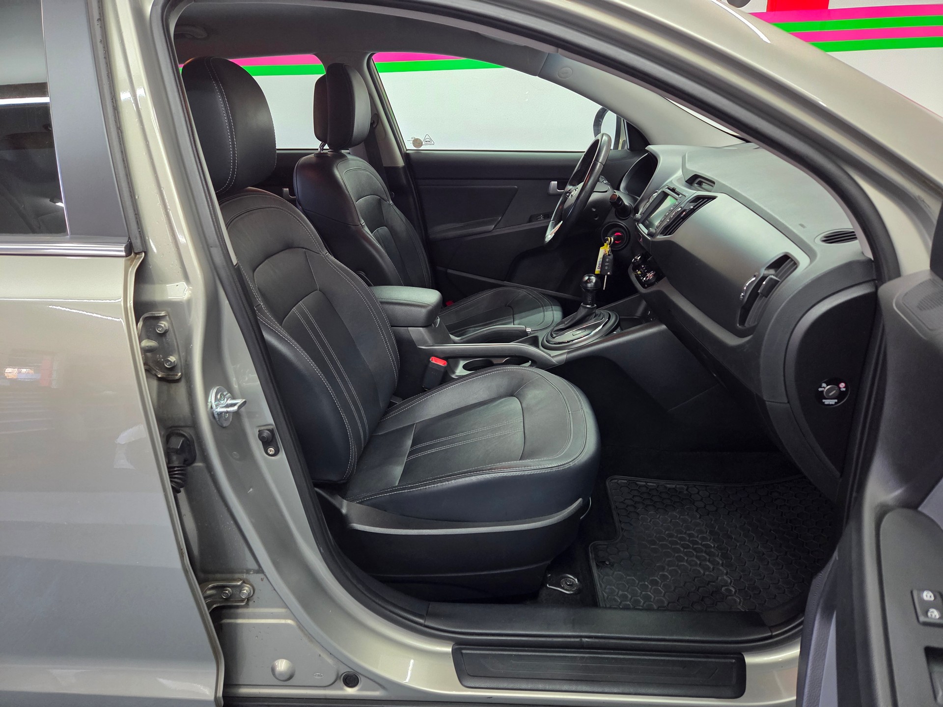 KIA Sportage 2.0 CRDi Style 4WD Automatic-image-11