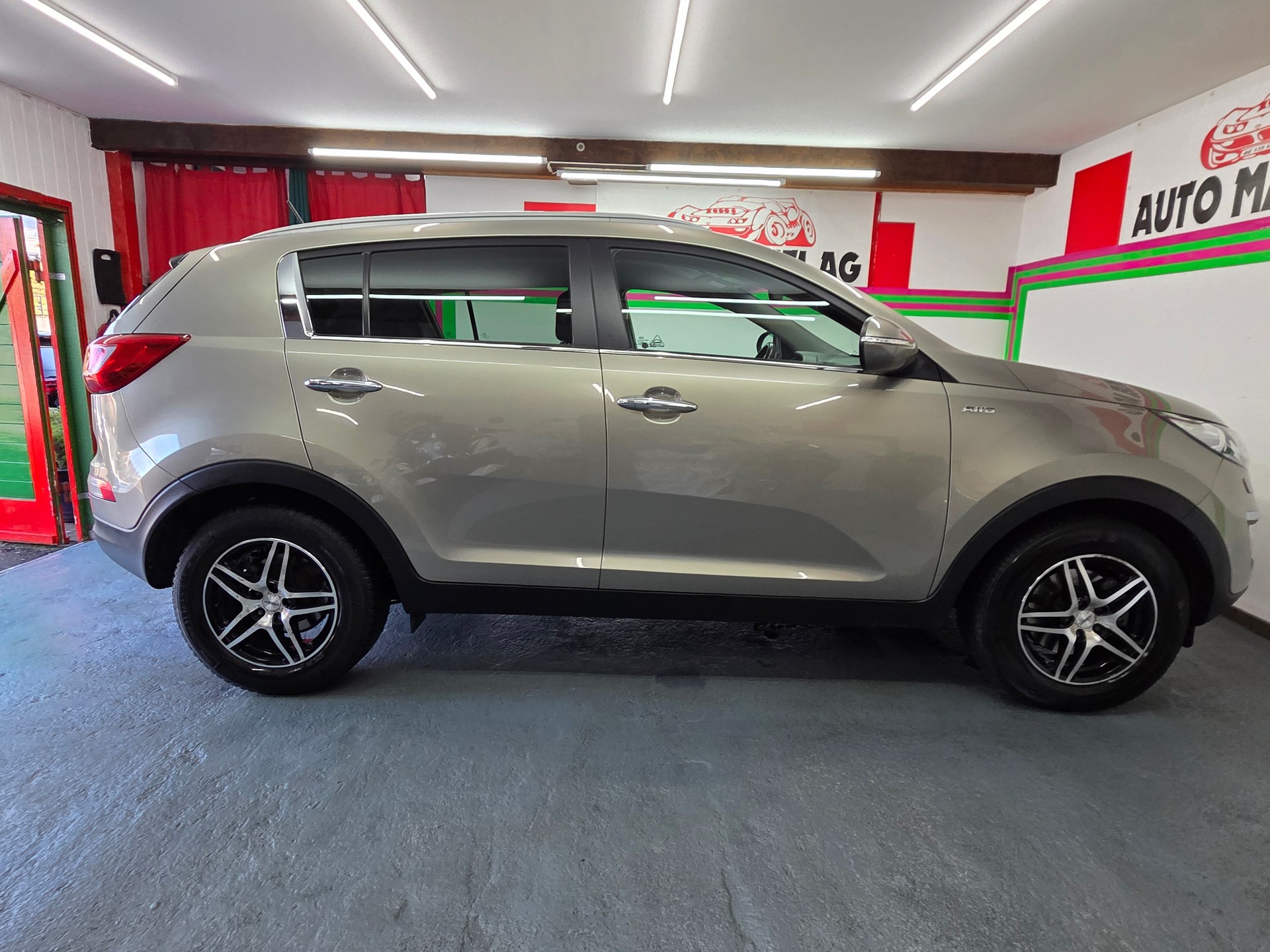 KIA Sportage 2.0 CRDi Style 4WD Automatic-image-4