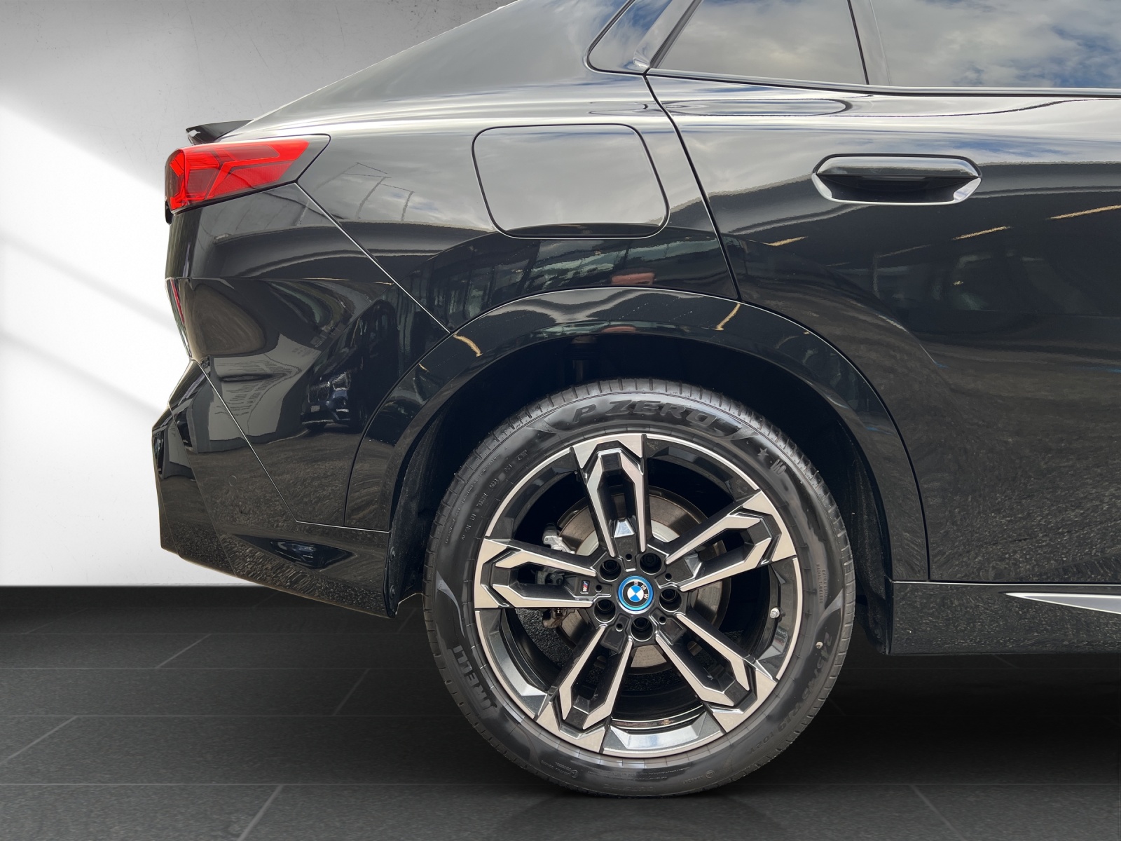 BMW iX2 xDrive 30 M Sport-image-11