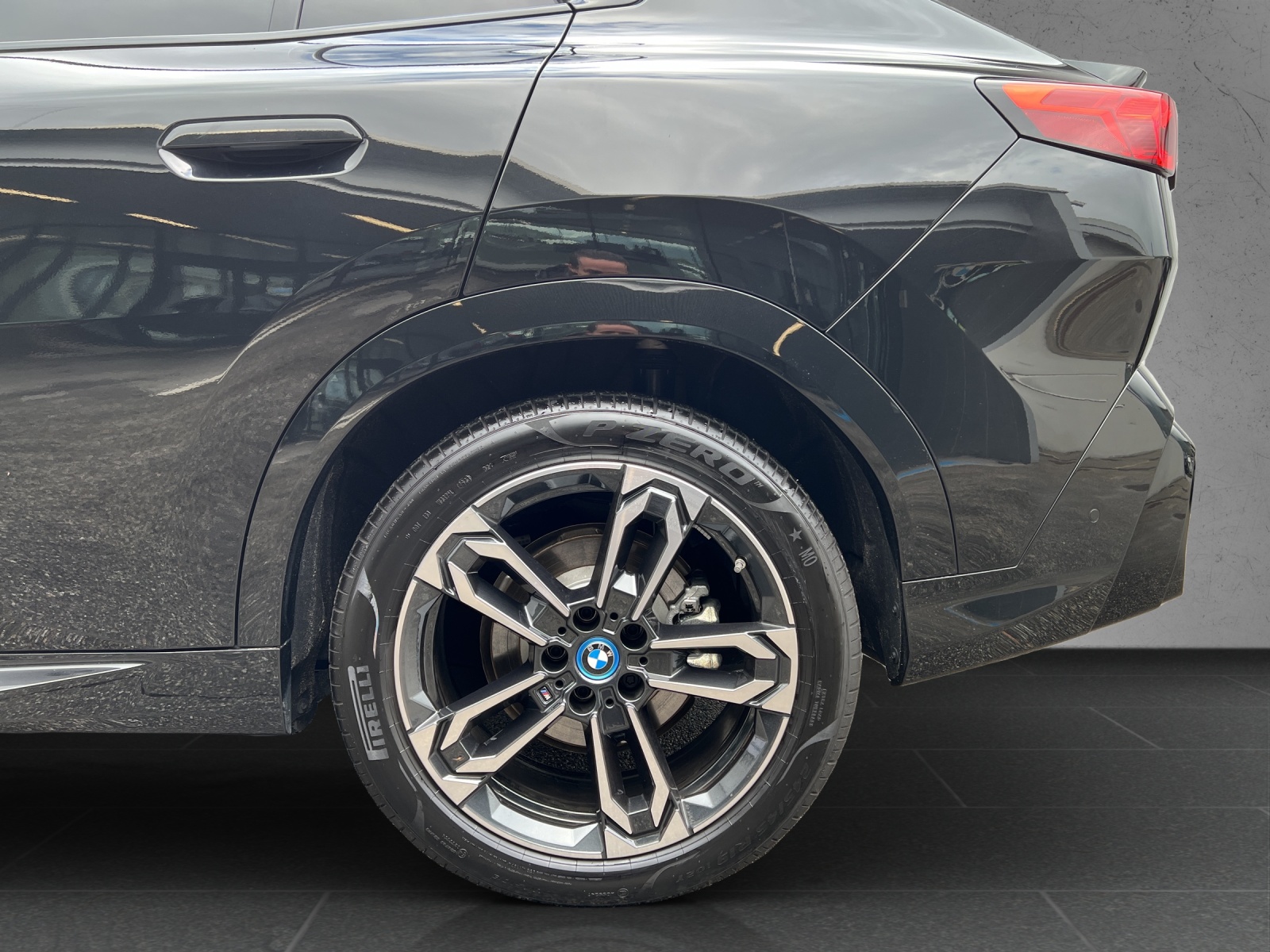 BMW iX2 xDrive 30 M Sport-image-10