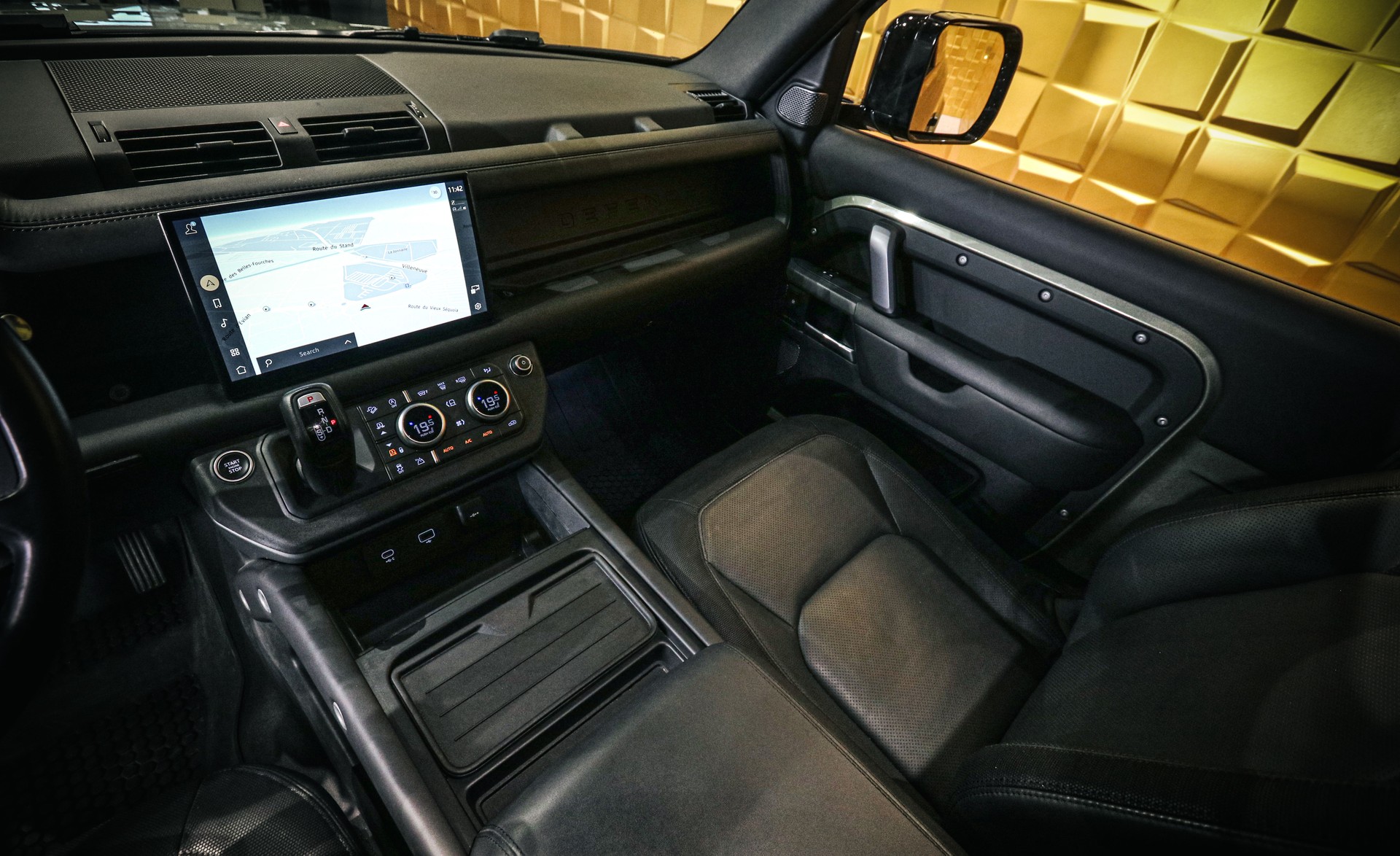 LAND ROVER Defender 90 P400 I6 HSE 3.0 X-Dynamic AT8-image-14