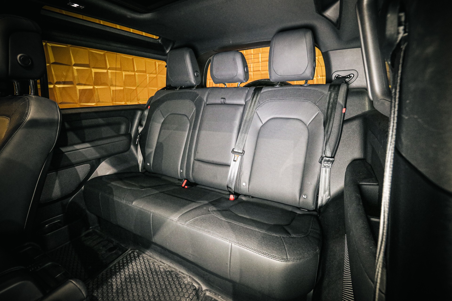 LAND ROVER Defender 90 P400 I6 HSE 3.0 X-Dynamic AT8-image-11