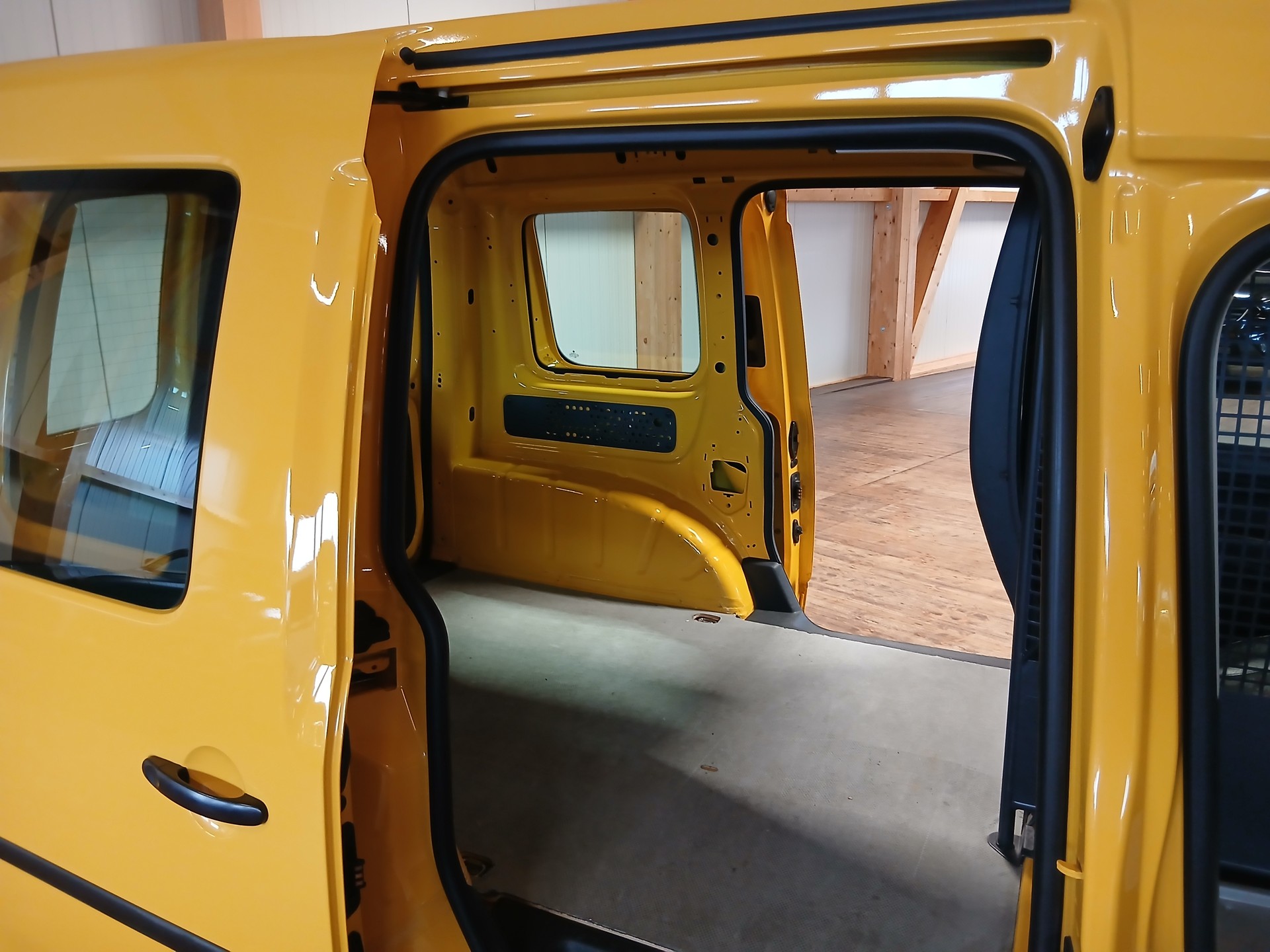 VW Caddy 1.0 TSI BlueMotion Technology-image-12