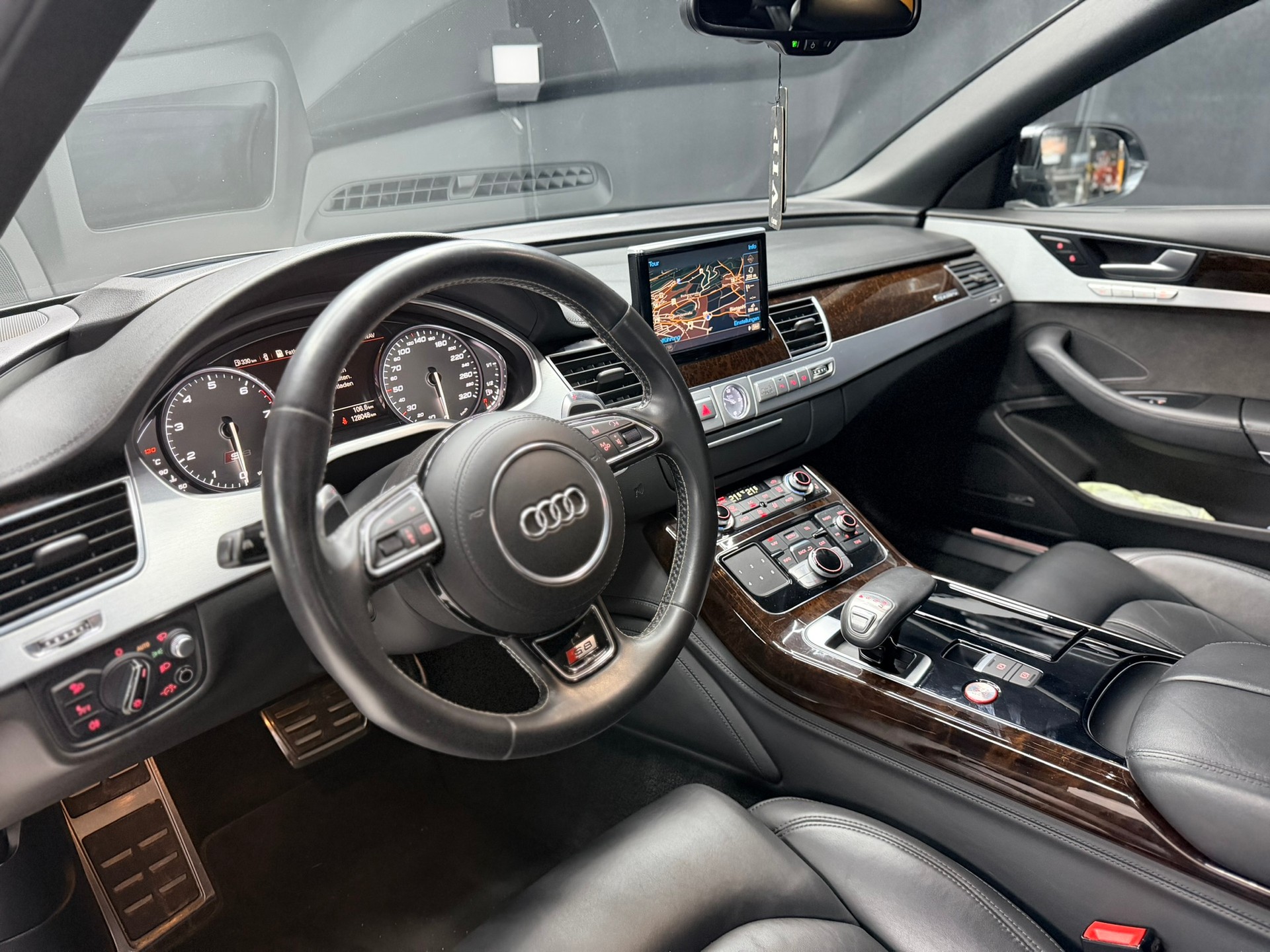 AUDI S8 4.0 TFSI V8 quattro tiptronic-image-14