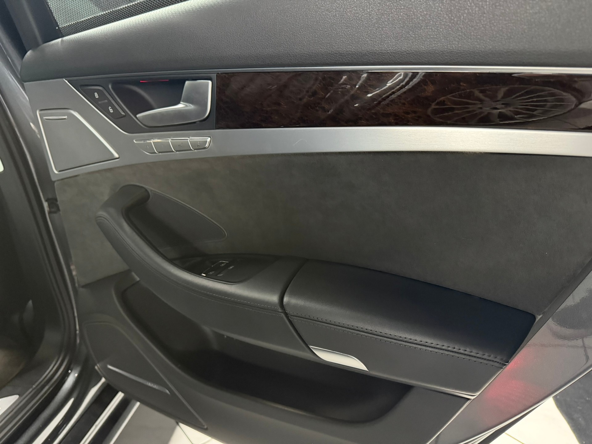 AUDI S8 4.0 TFSI V8 quattro tiptronic-image-29