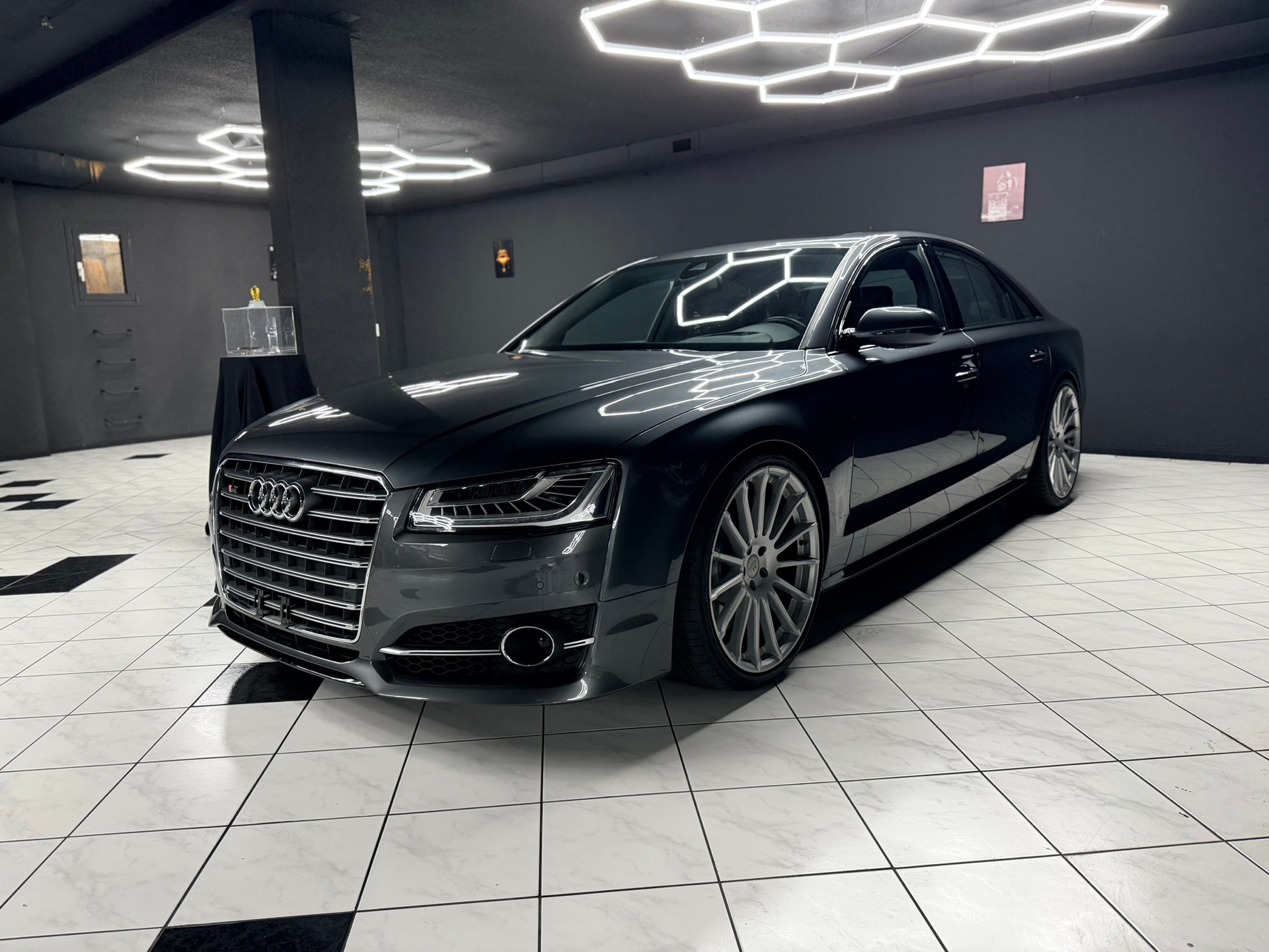 AUDI S8 4.0 TFSI V8 quattro tiptronic-image-11