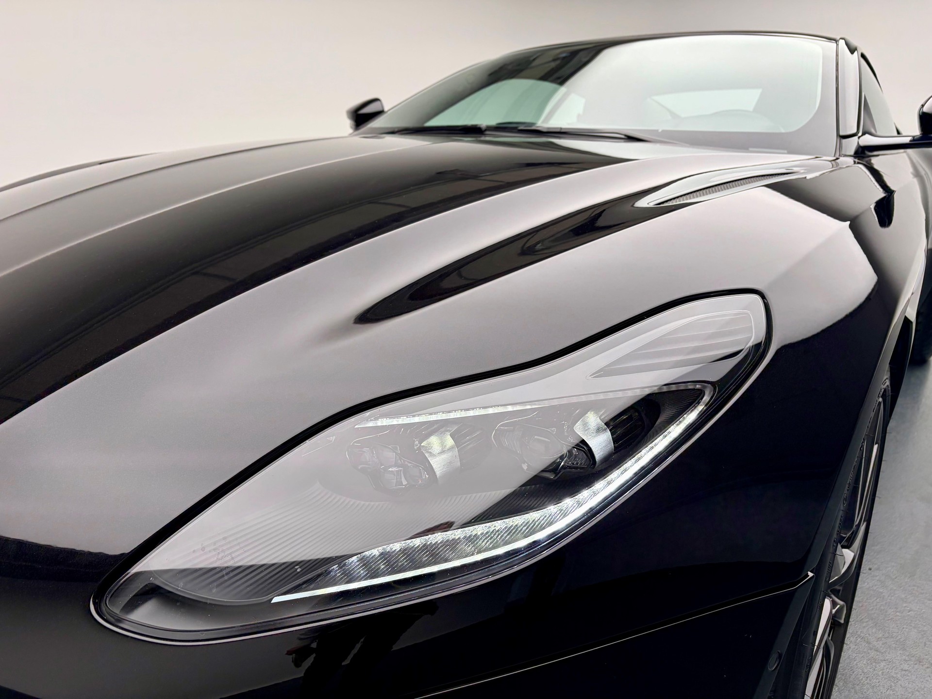 ASTON MARTIN DB11 Coupé 4.0 V8 Bi-Turbo-image-18