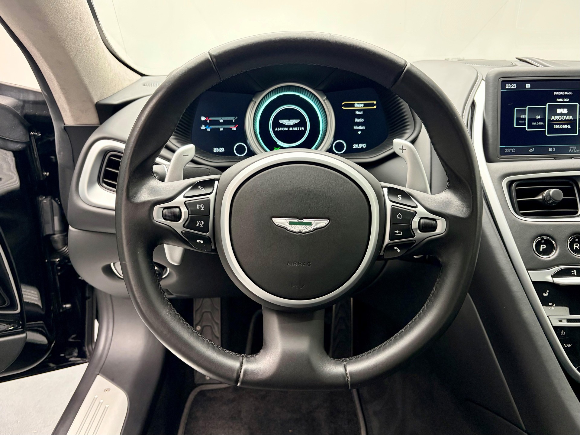 ASTON MARTIN DB11 Coupé 4.0 V8 Bi-Turbo-image-4