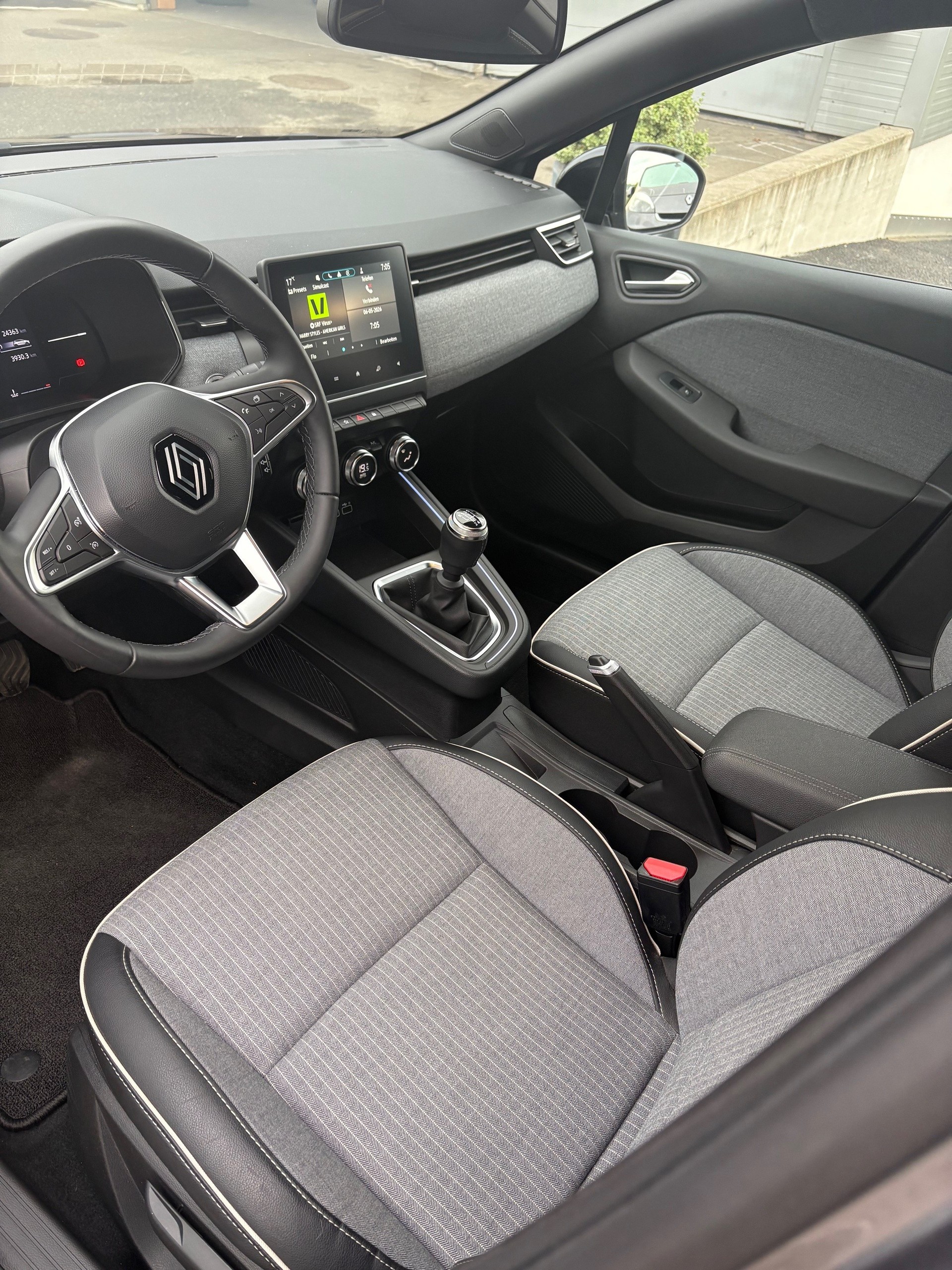 RENAULT Clio 1.0 Techno-image-4