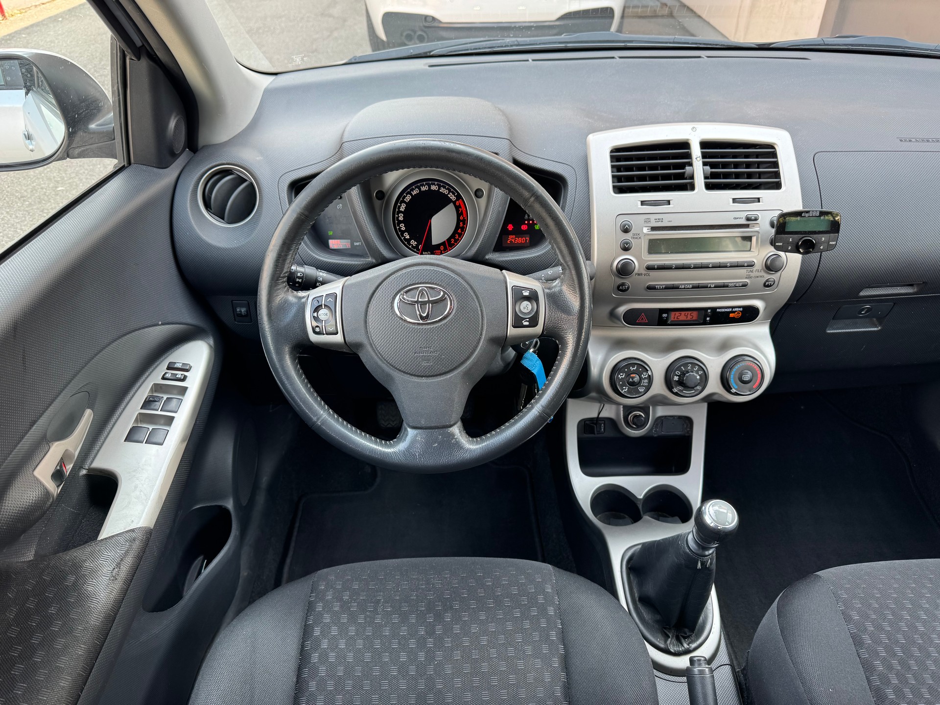 TOYOTA UrbanCruiser 1.33 Dual VVT-i Linea Luna-image-6