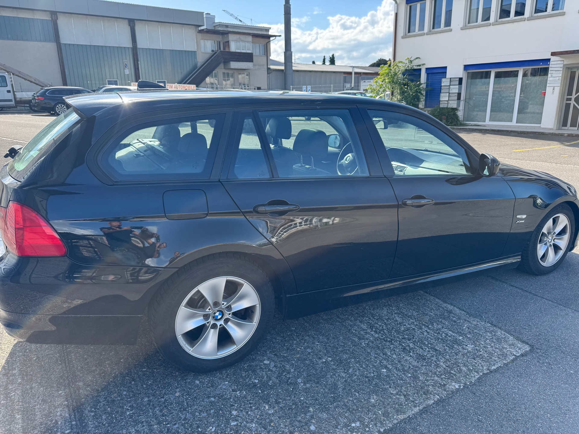 BMW 320d xDrive Touring-image-3