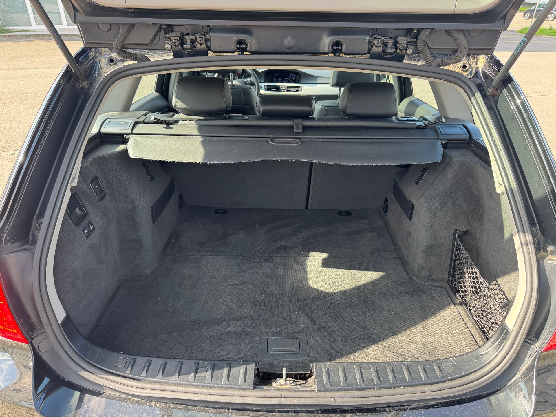 BMW 320d xDrive Touring-image-13