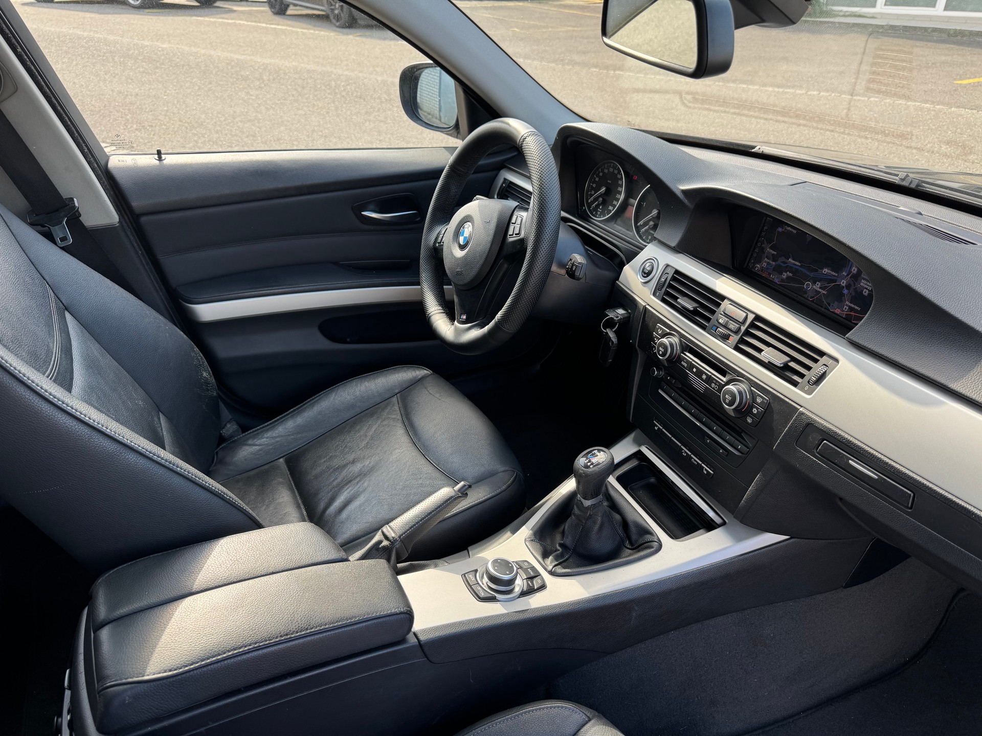 BMW 320d xDrive Touring-image-10