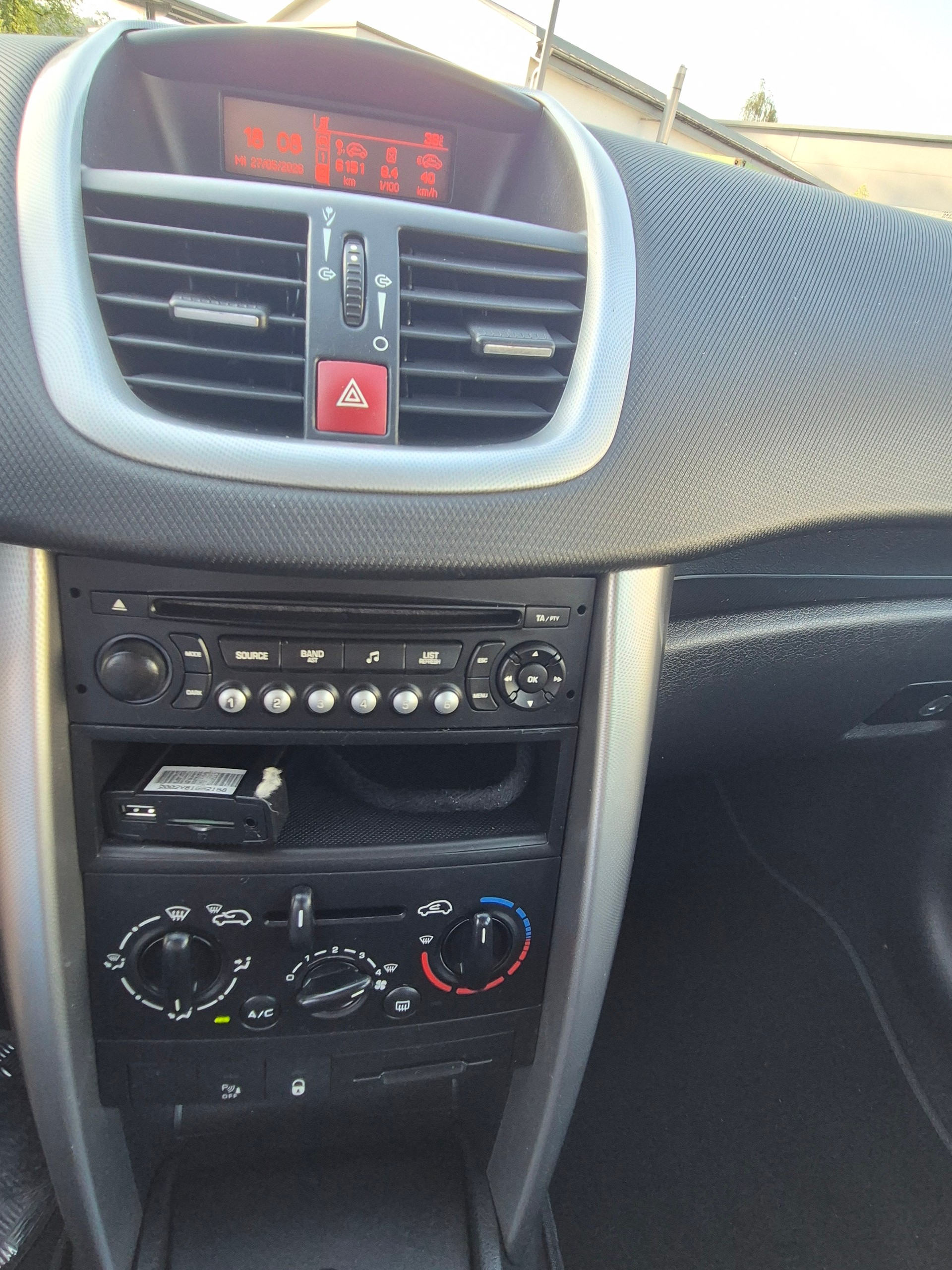 PEUGEOT 207 1.6 16V XT-image-7