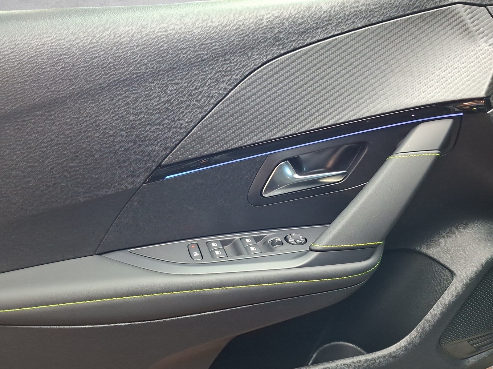 PEUGEOT 208 1.2 Hybrid 145 GT-image-12
