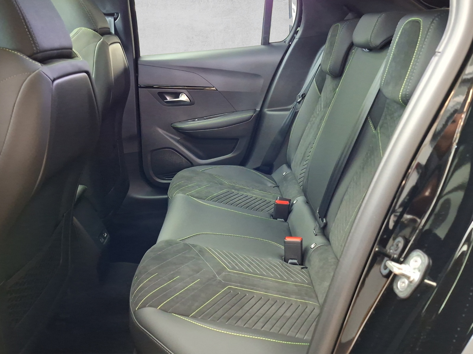 PEUGEOT 208 1.2 Hybrid 145 GT-image-13