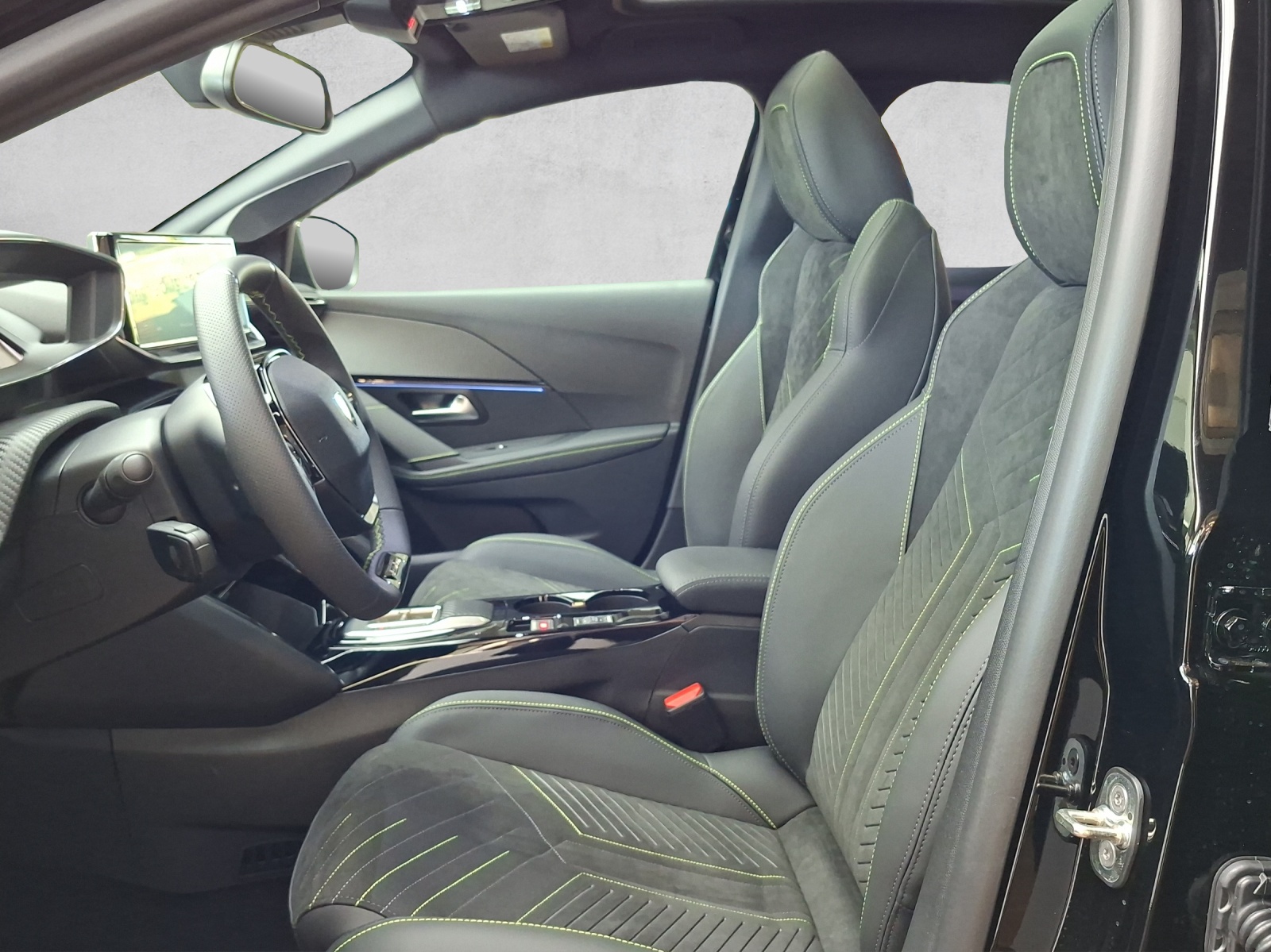 PEUGEOT 208 1.2 Hybrid 145 GT-image-10