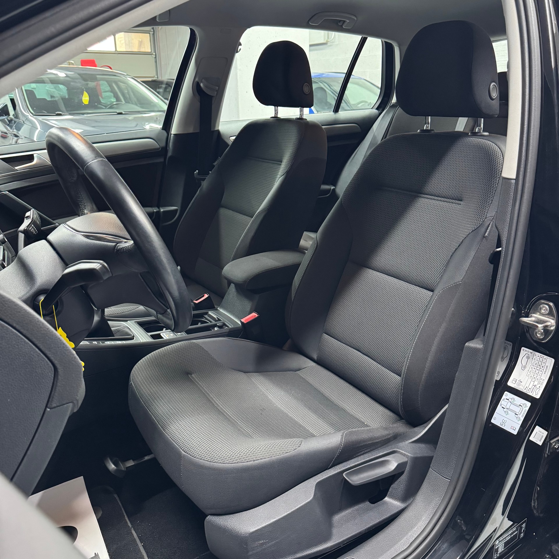 VW Golf 2.0 TDI Comfortline 4Motion-image-13