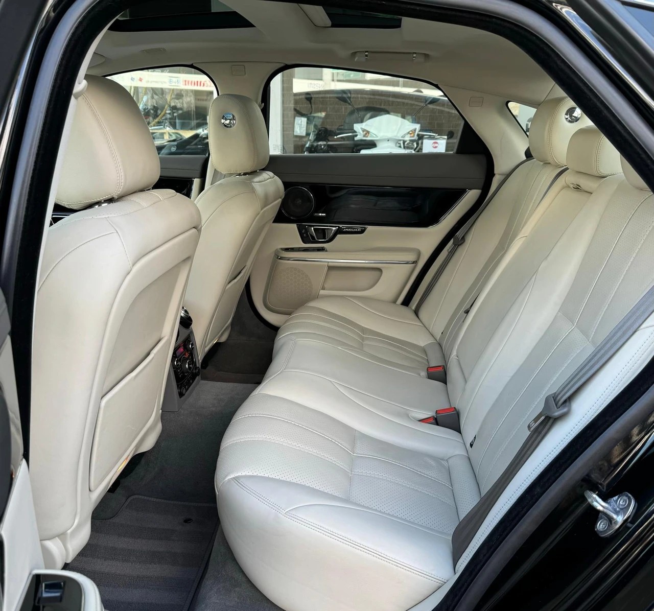 JAGUAR XJ 3.0 V6 S/C Premium Luxury Automatic AWD-image-9