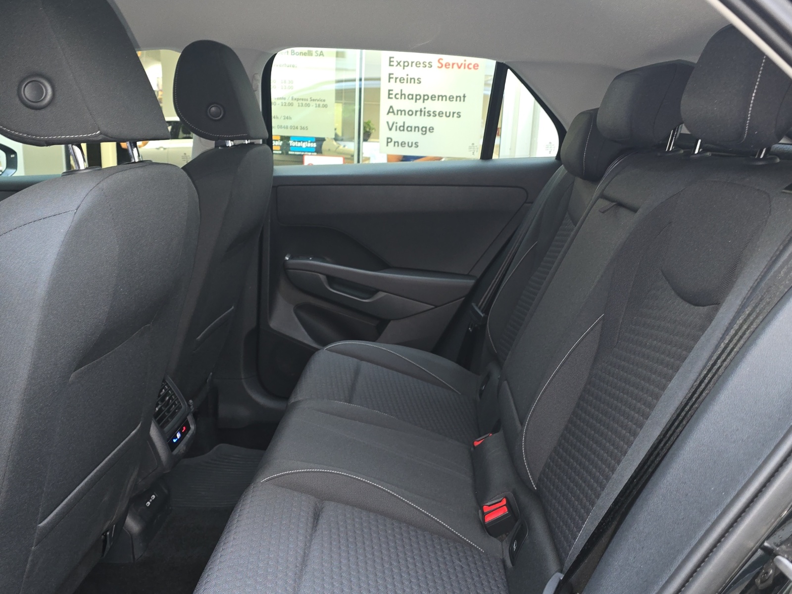 VW T-Roc 1.5 eTSI mHEV Life DSG-image-5