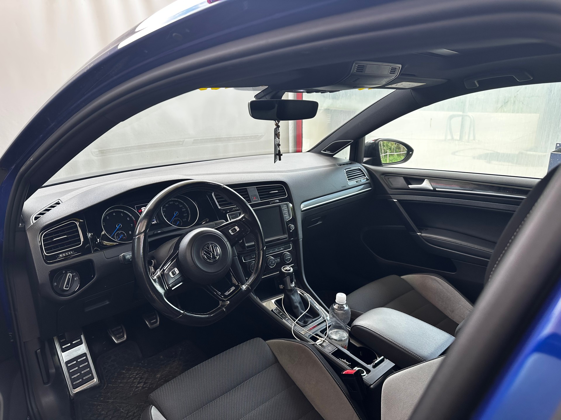 VW 2.0 TSI R 4motion-image-1