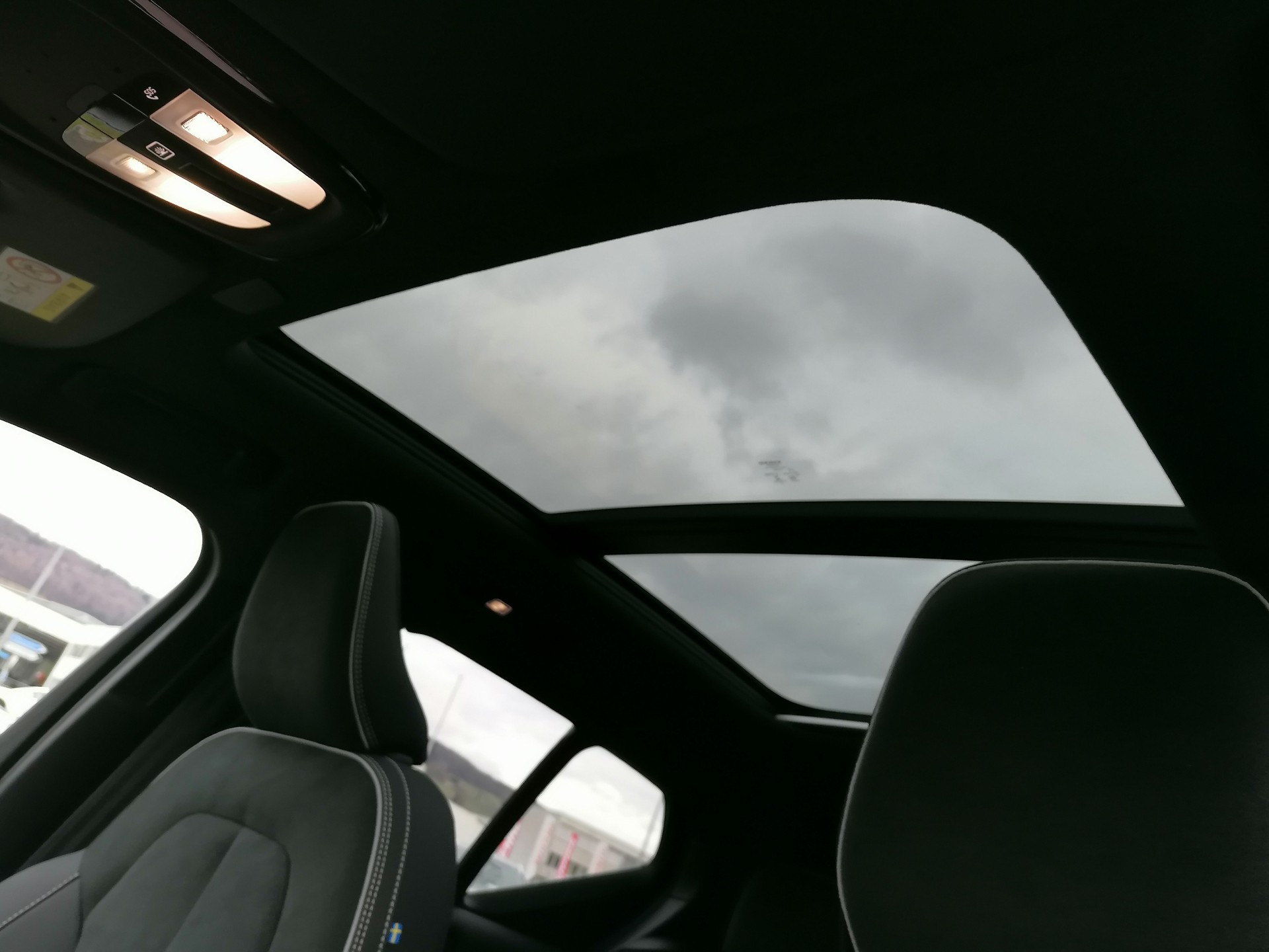 VOLVO EX40 Twin Black Edition AWD-image-9