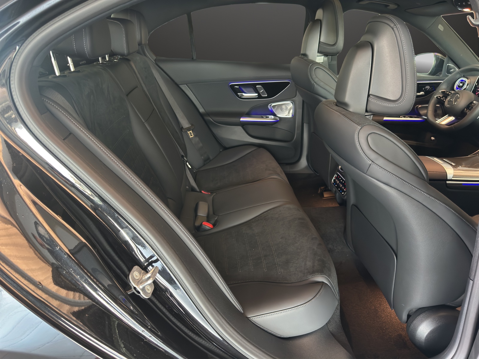 MERCEDES-BENZ C 300 4 Matic-image-11