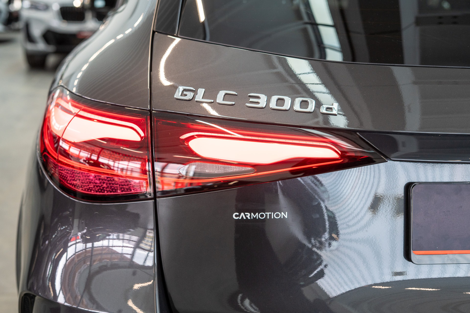 MERCEDES-BENZ GLC 300 d AMG Line 4matic / Rückfahrkamera / el.Sitze / Ambientebeleuchtung-image-5