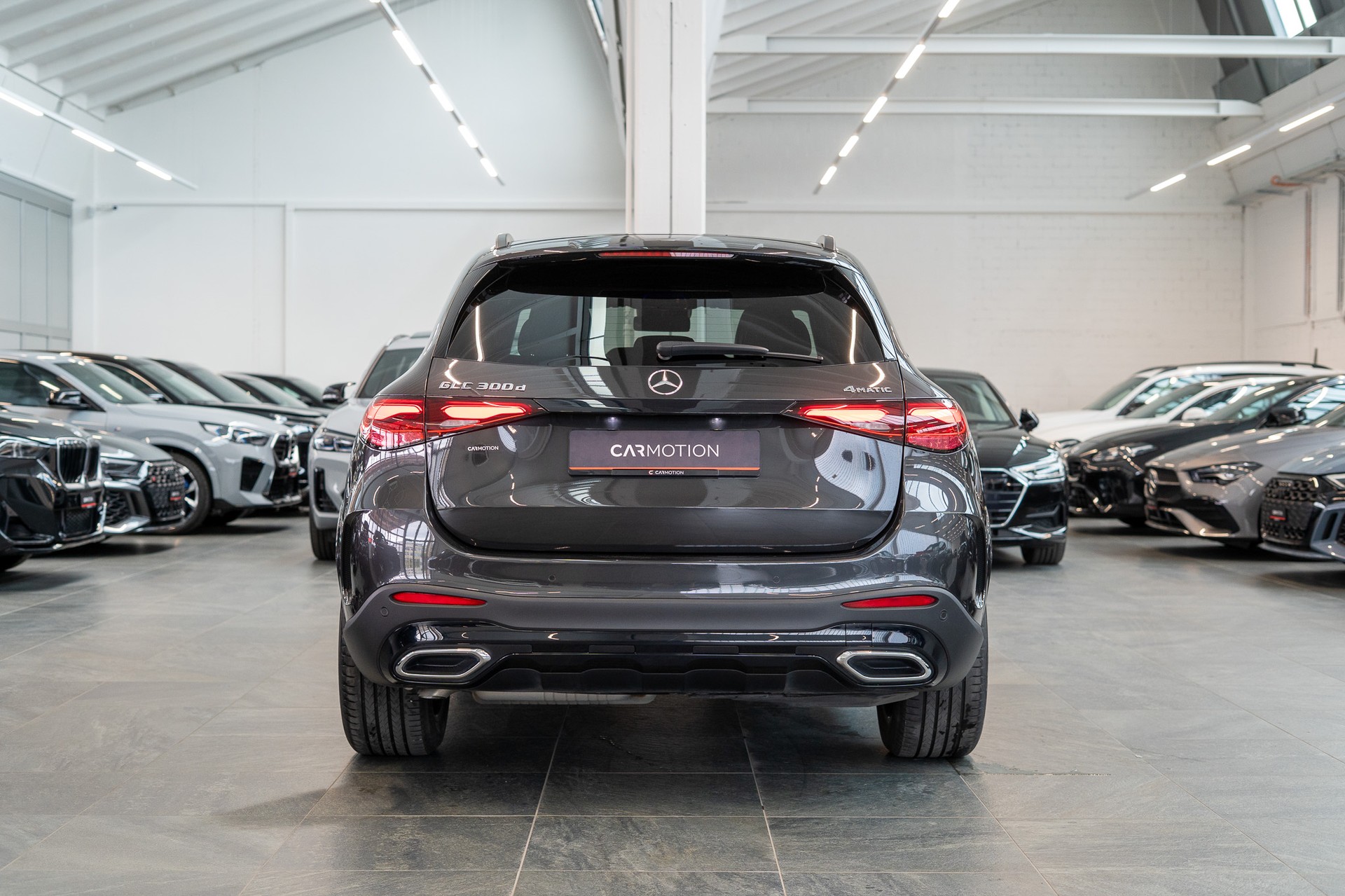 MERCEDES-BENZ GLC 300 d AMG Line 4matic / Rückfahrkamera / el.Sitze / Ambientebeleuchtung-image-4