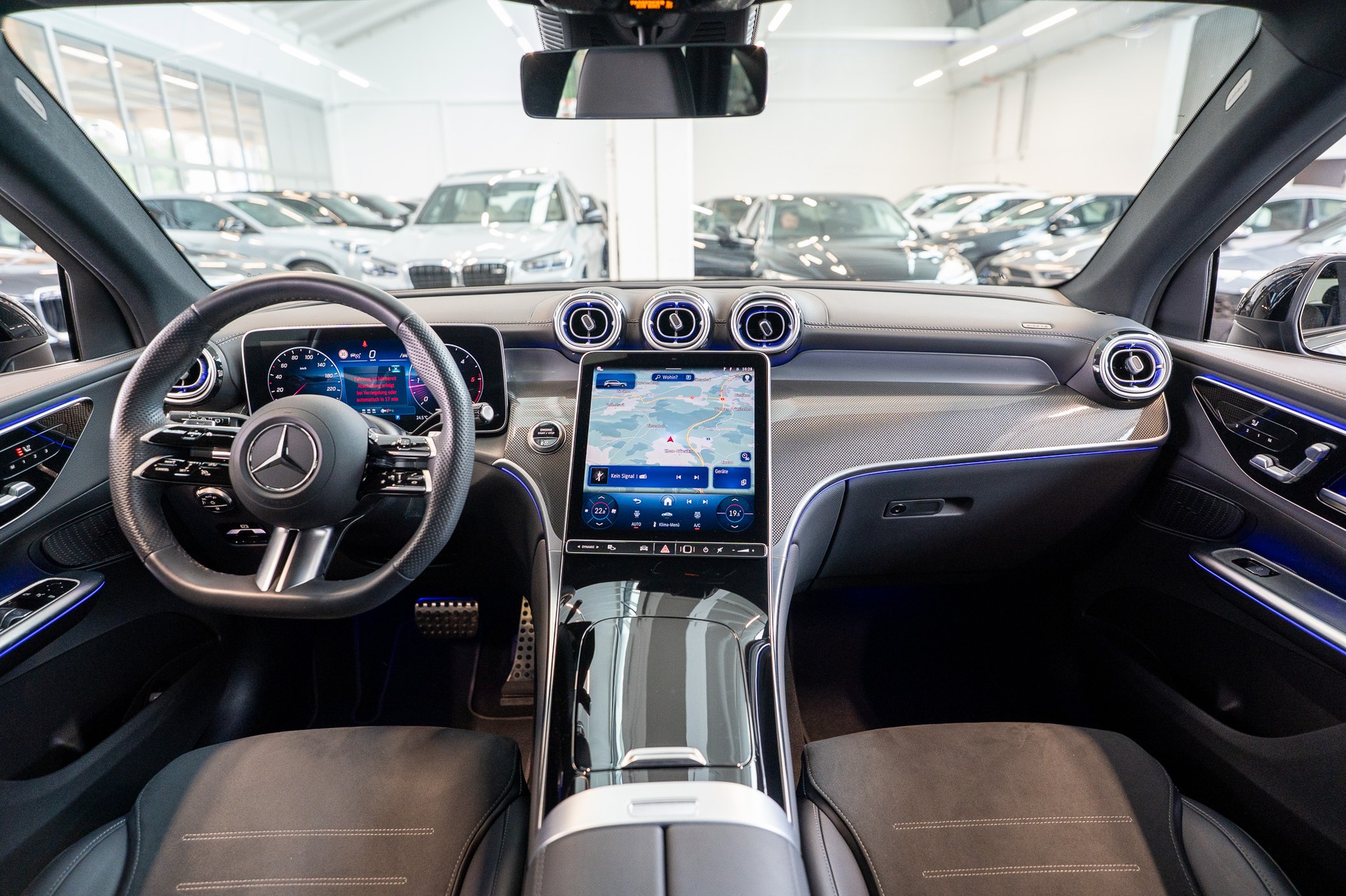 MERCEDES-BENZ GLC 300 d AMG Line 4matic / Rückfahrkamera / el.Sitze / Ambientebeleuchtung-image-16