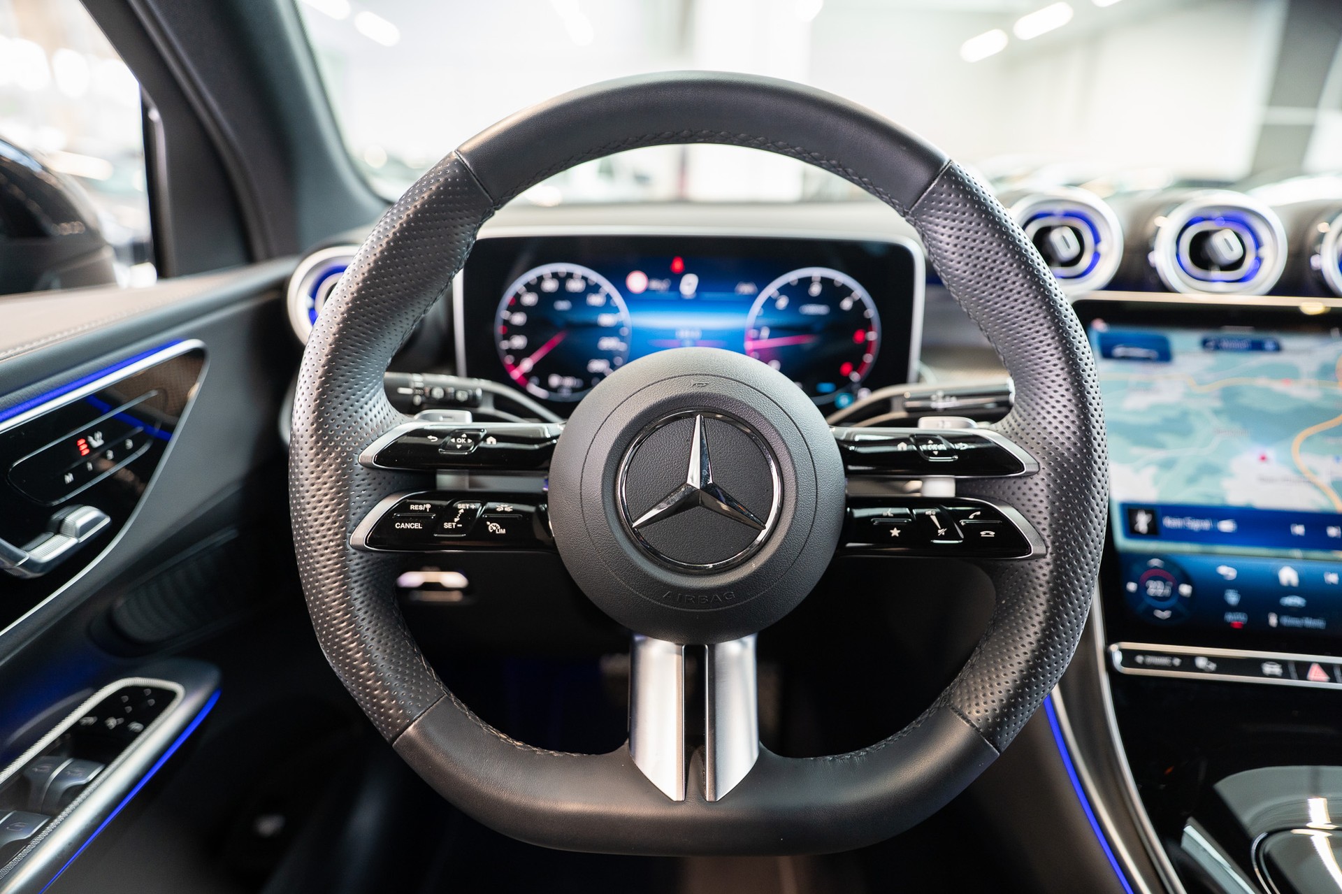 MERCEDES-BENZ GLC 300 d AMG Line 4matic / Rückfahrkamera / el.Sitze / Ambientebeleuchtung-image-17