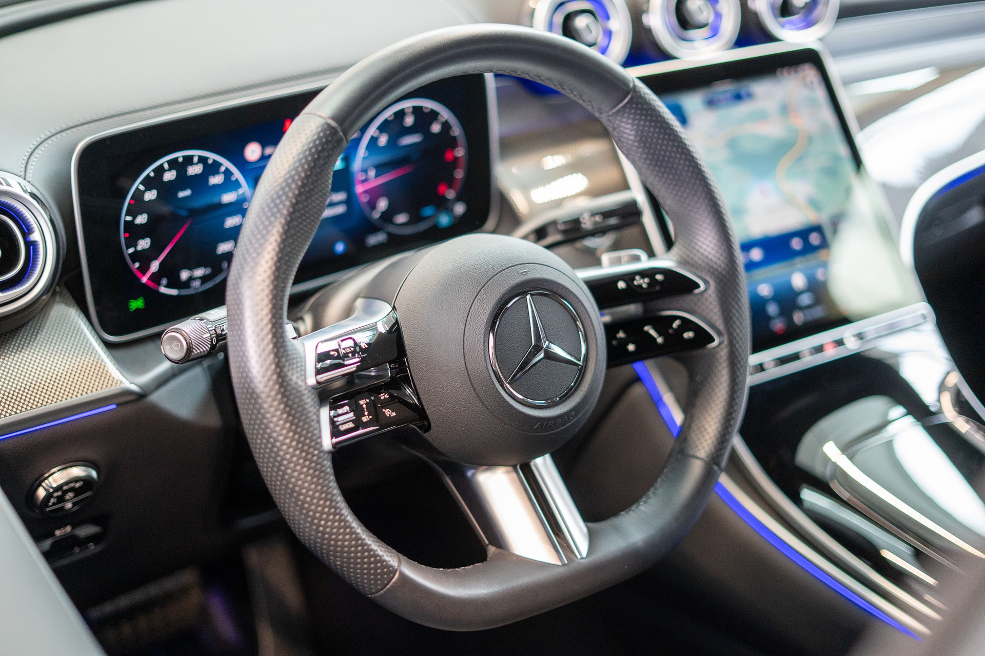 MERCEDES-BENZ GLC 300 d AMG Line 4matic / Rückfahrkamera / el.Sitze / Ambientebeleuchtung-image-10
