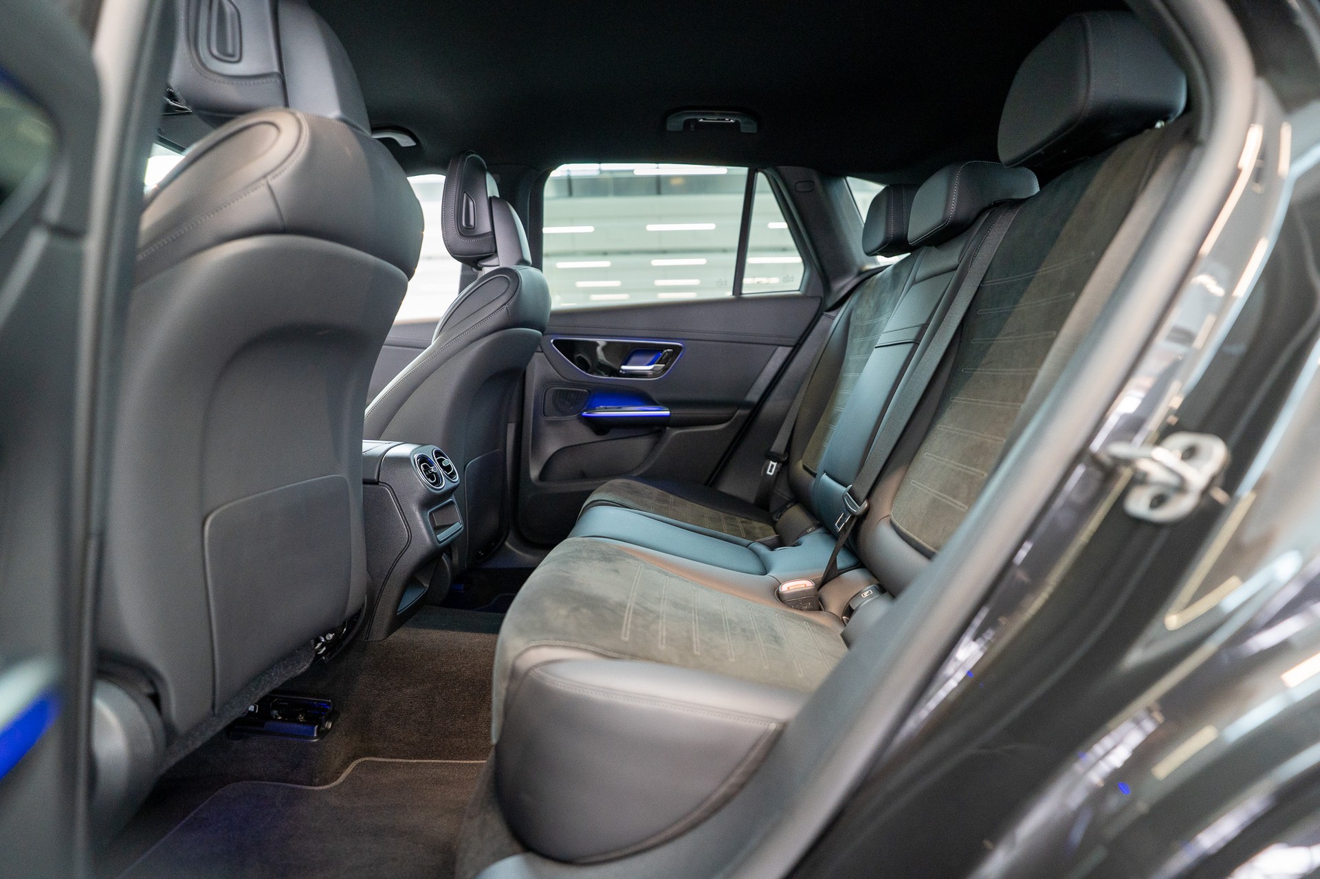MERCEDES-BENZ GLC 300 d AMG Line 4matic / Rückfahrkamera / el.Sitze / Ambientebeleuchtung-image-12